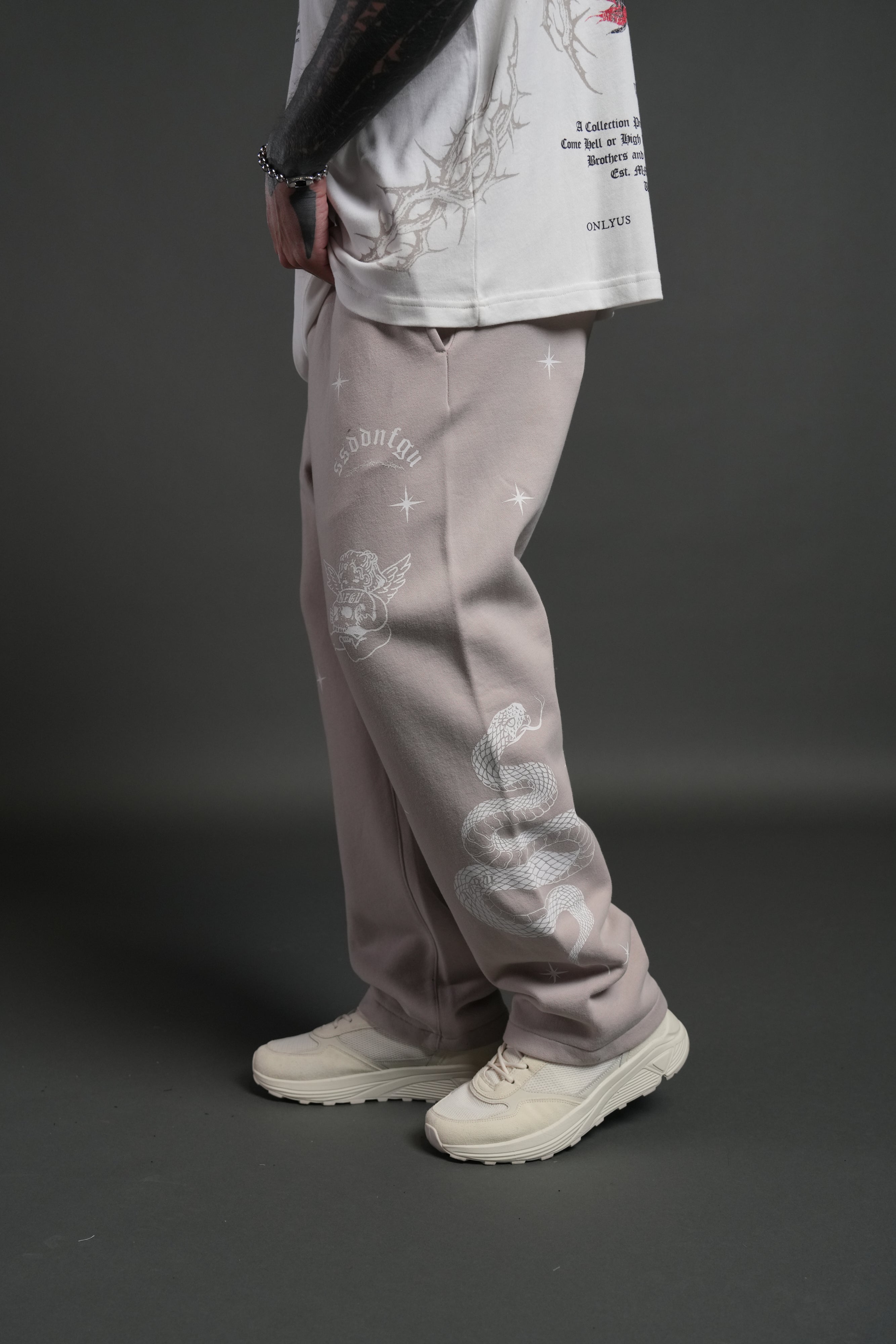 ダルクスポーツWolf Remind Omen Sweat Pants Wolves Pyramid Lightweight Lounger Sweat Pants in Black – DarcSport
