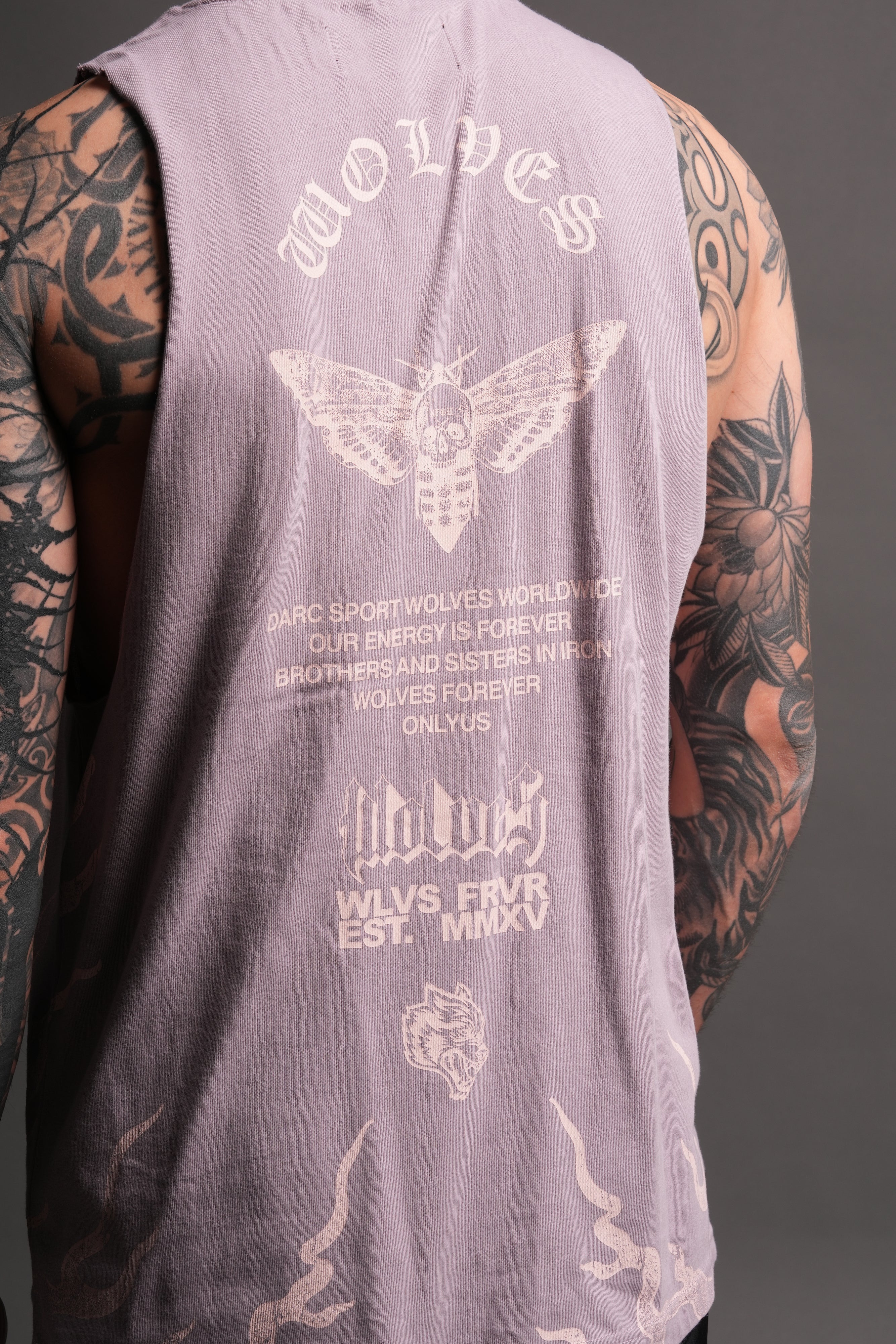 DARC SPORT マッスルT Wolves Never Back Down V2 Tommy Muscle Tee in Purple Smoke – DarcSport