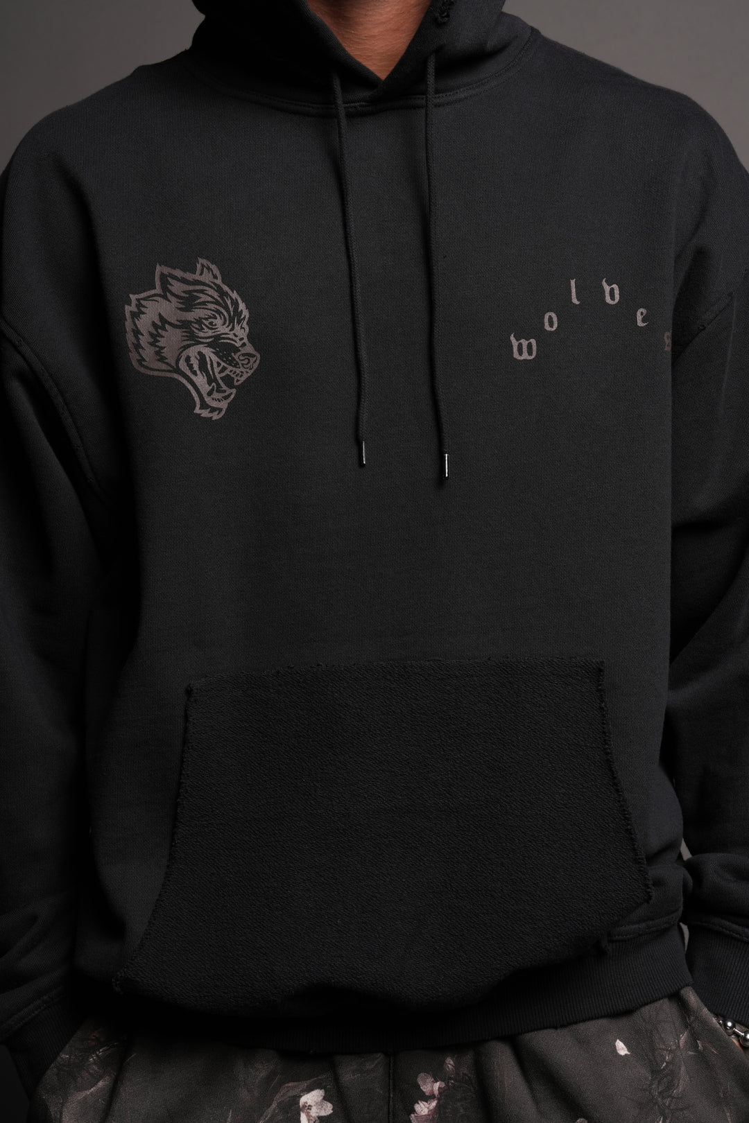 Wolves Heritage Grunge Moatis Hoodie In Black