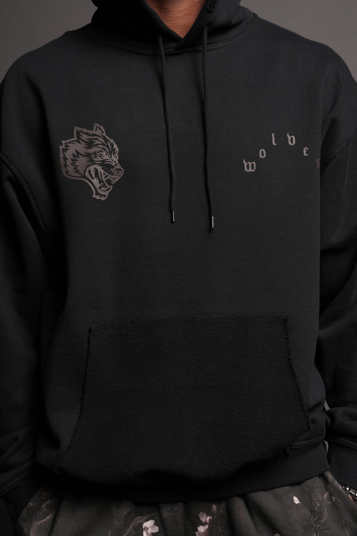 Wolves Heritage Grunge Moatis Hoodie In Black