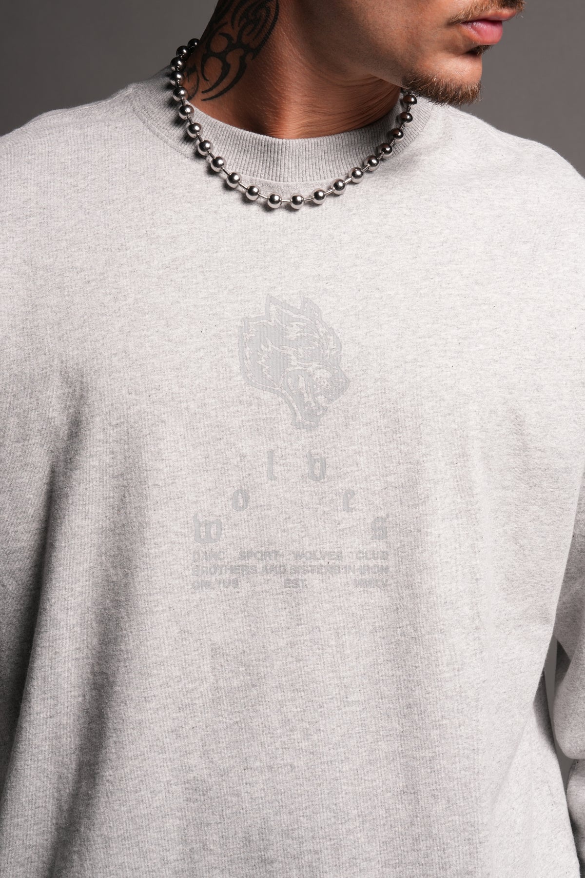 Big Wolf Head Grunge Mid Length Raw Hem Ls Tee In Light Athletic Gray