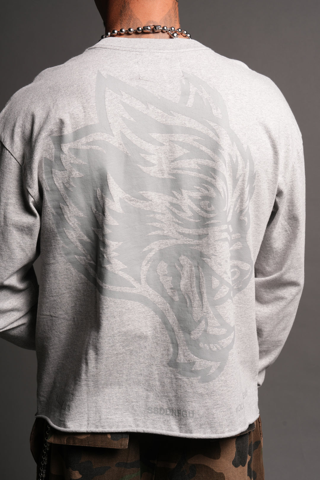 Big Wolf Head Grunge Mid Length Raw Hem Ls Tee In Light Athletic Gray