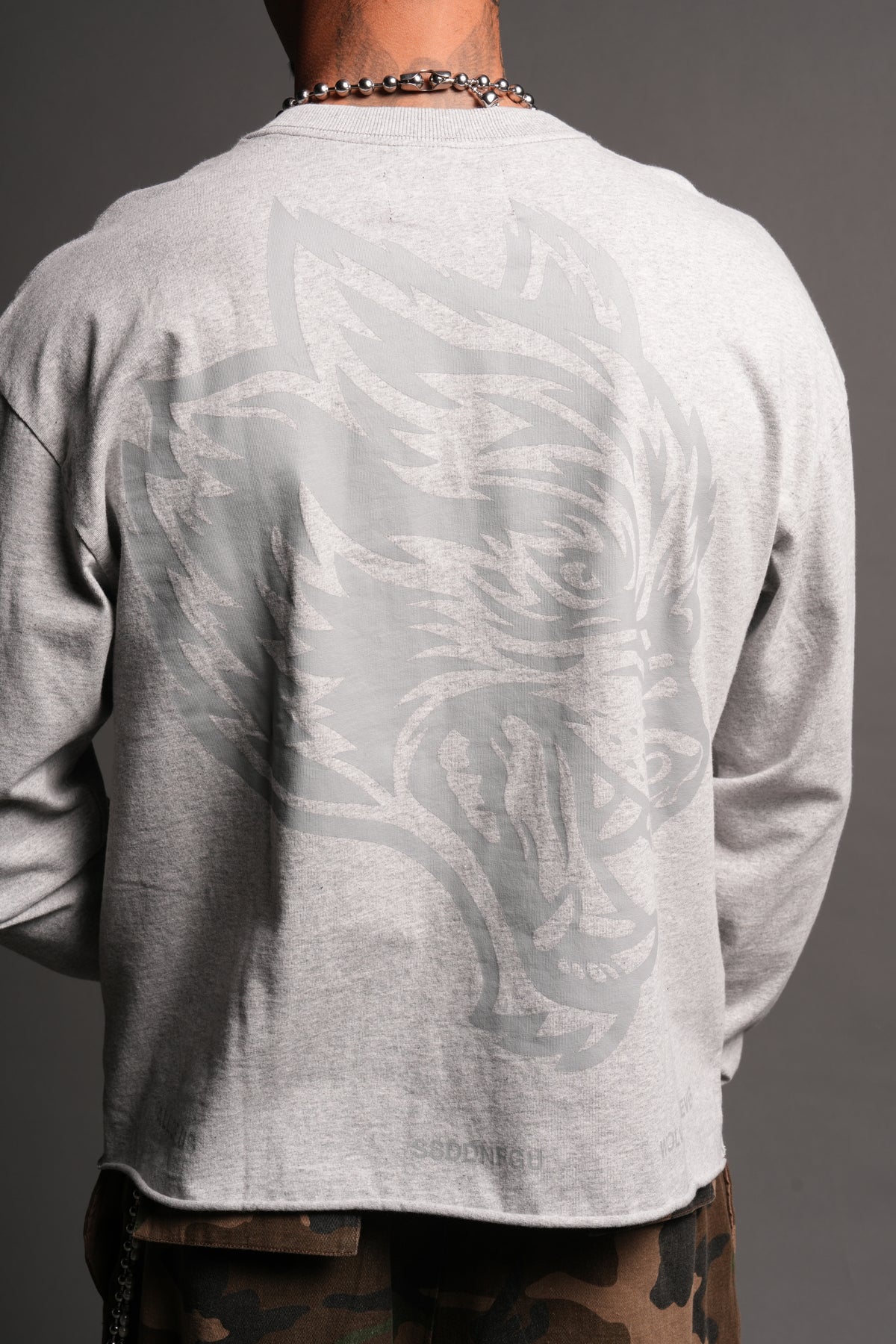 Big Wolf Head Grunge Mid Length Raw Hem Ls Tee In Light Athletic Gray