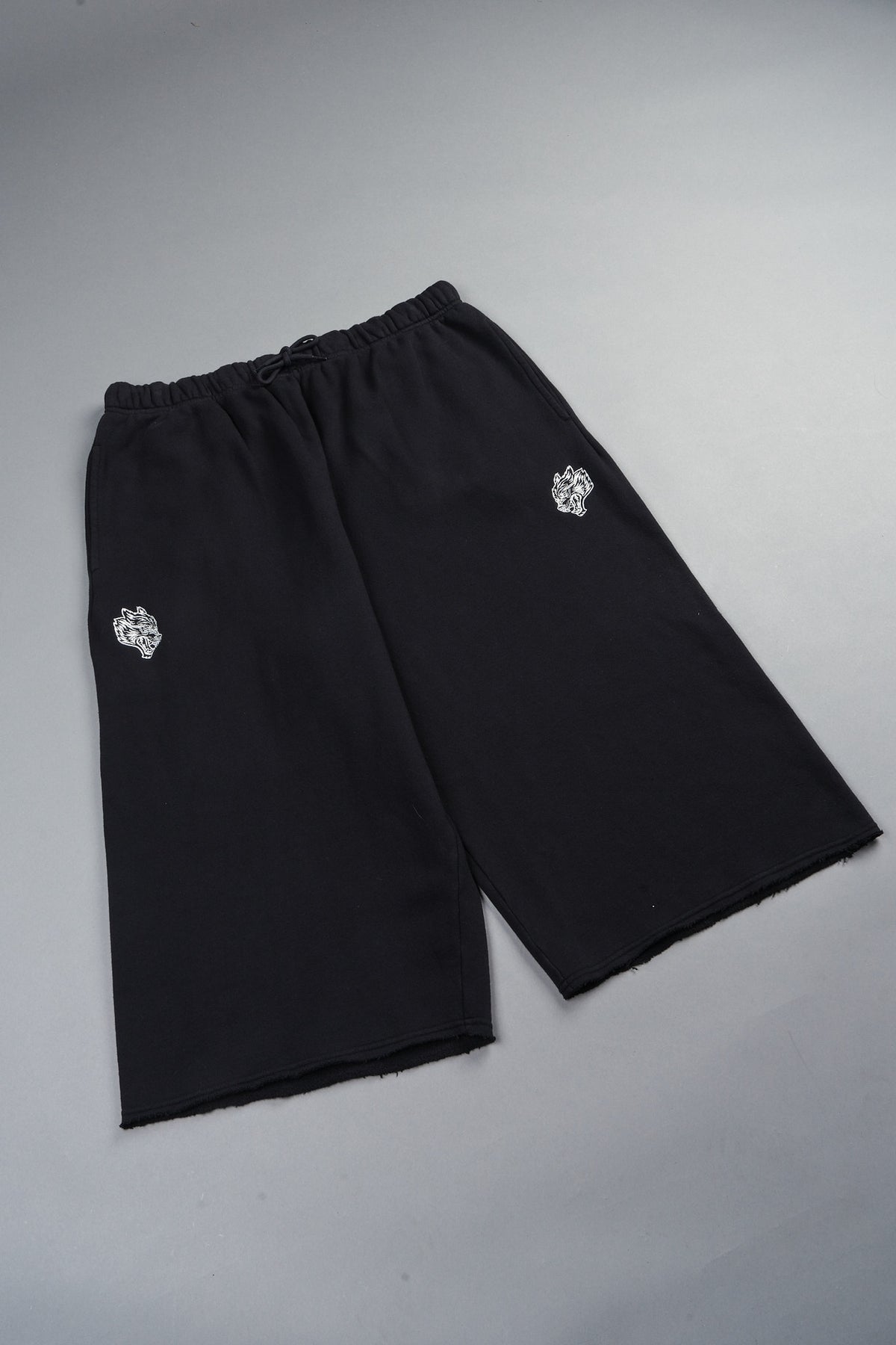Dual Wolf Capri Sweat Pants In Black