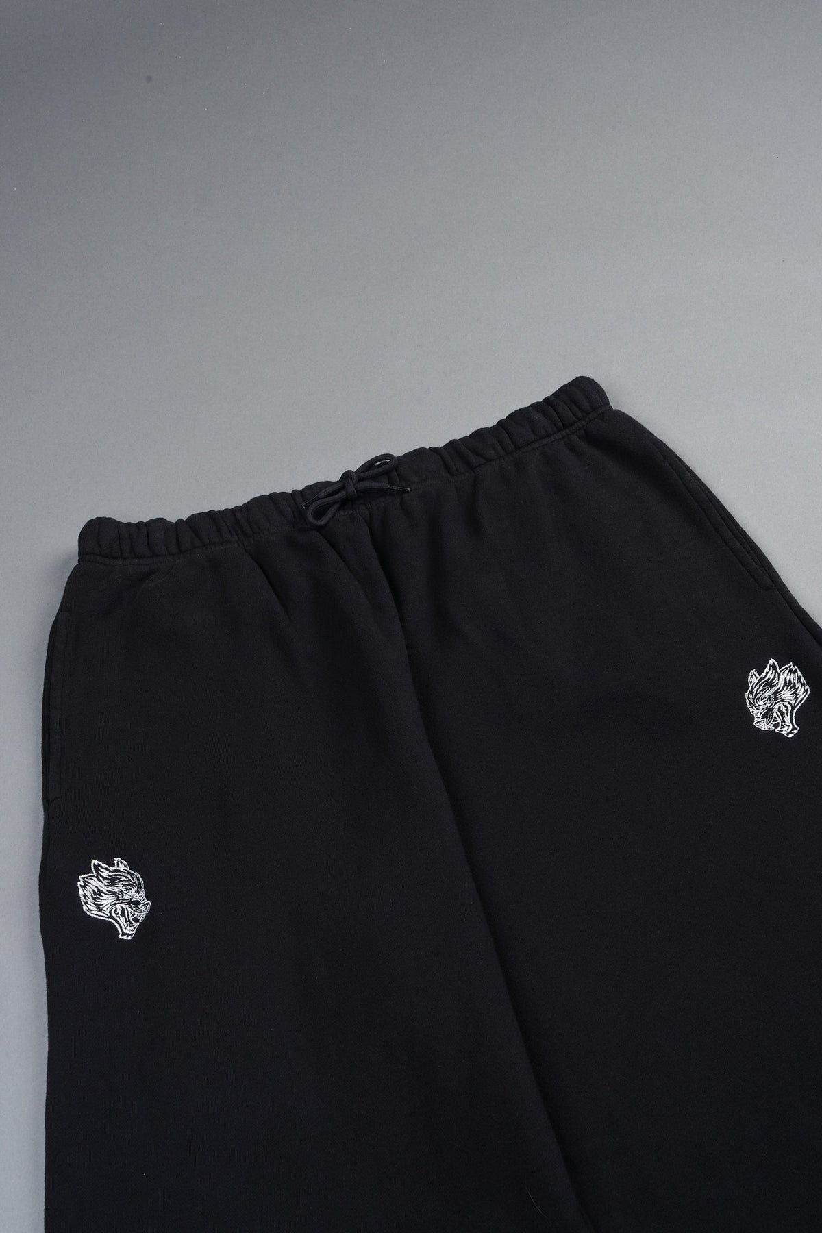 Dual Wolf Capri Sweat Pants In Black