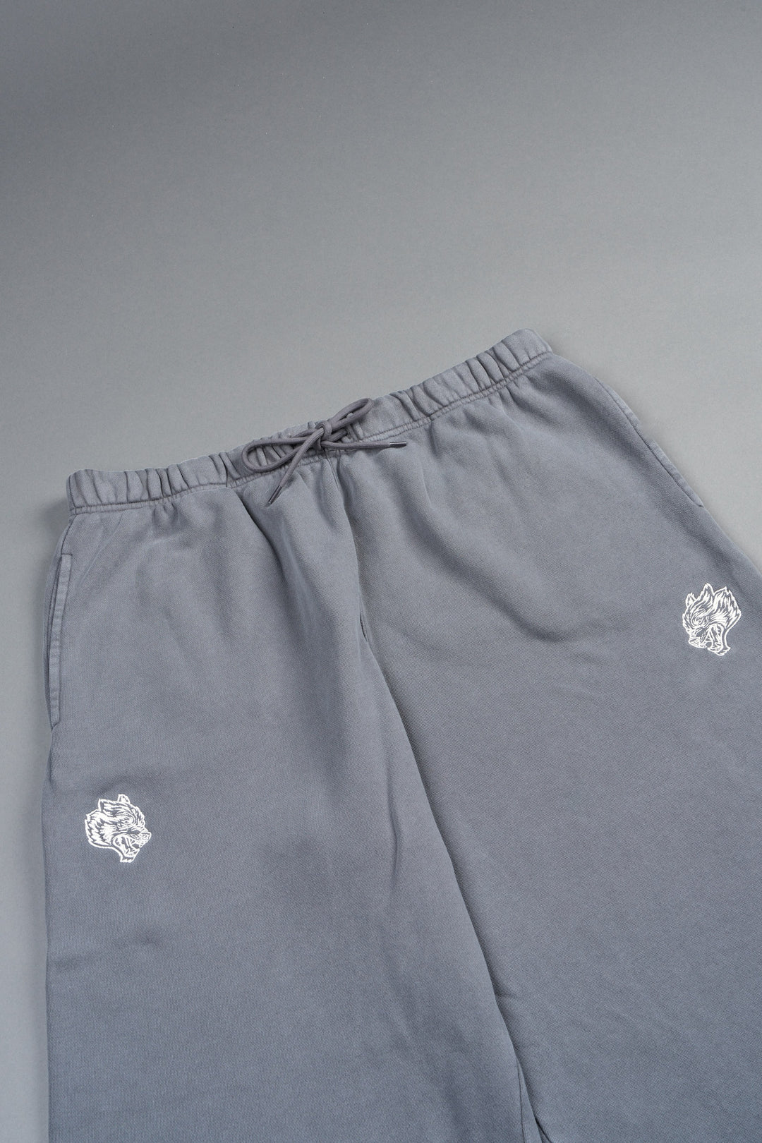 Dual Wolf Capri Sweat Pants In Slate Gray