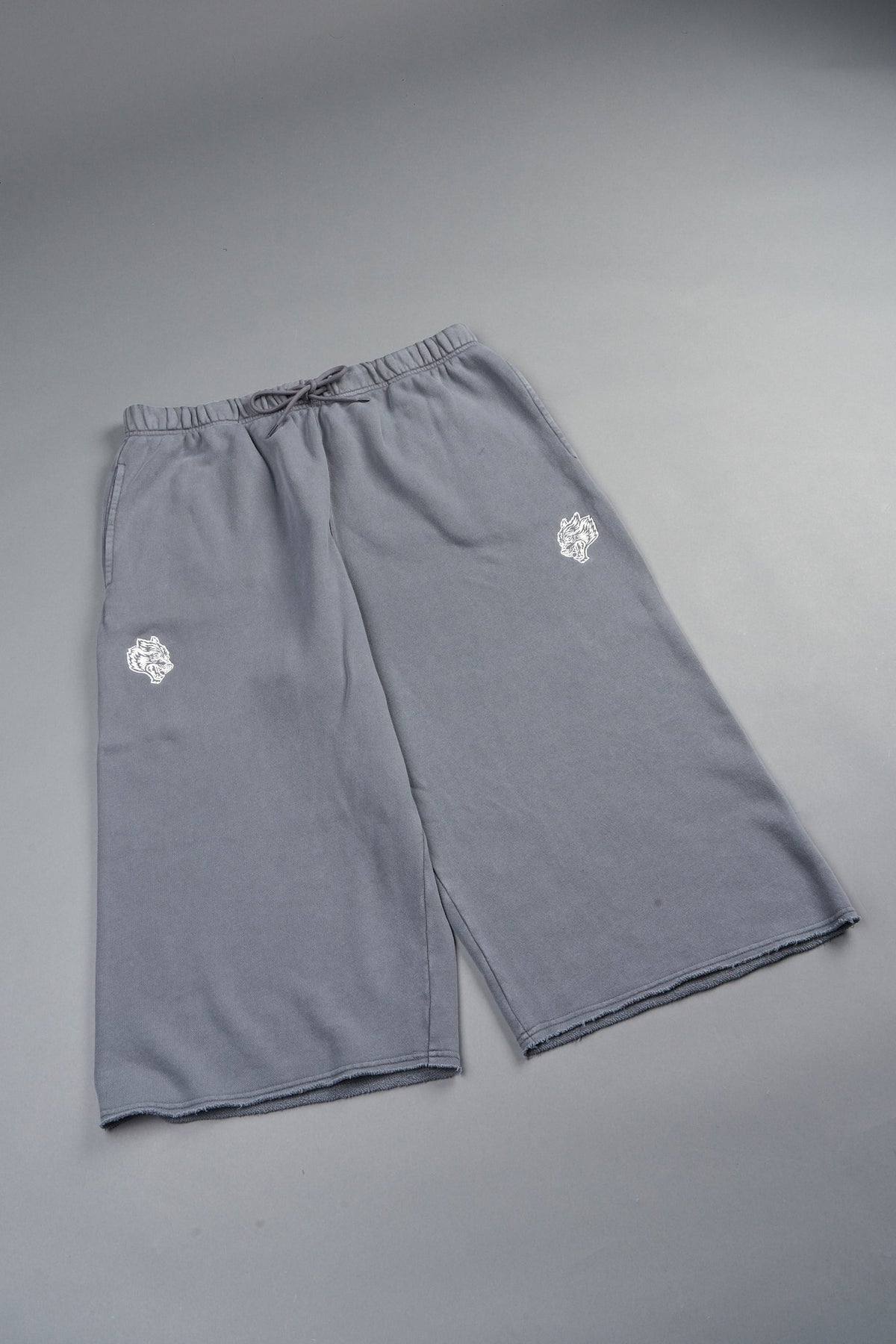 Dual Wolf Capri Sweat Pants In Slate Gray