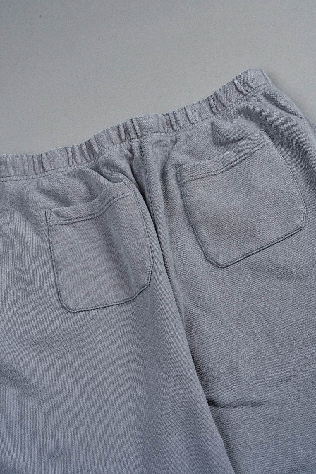 Dual Wolf Capri Sweat Pants In Slate Gray