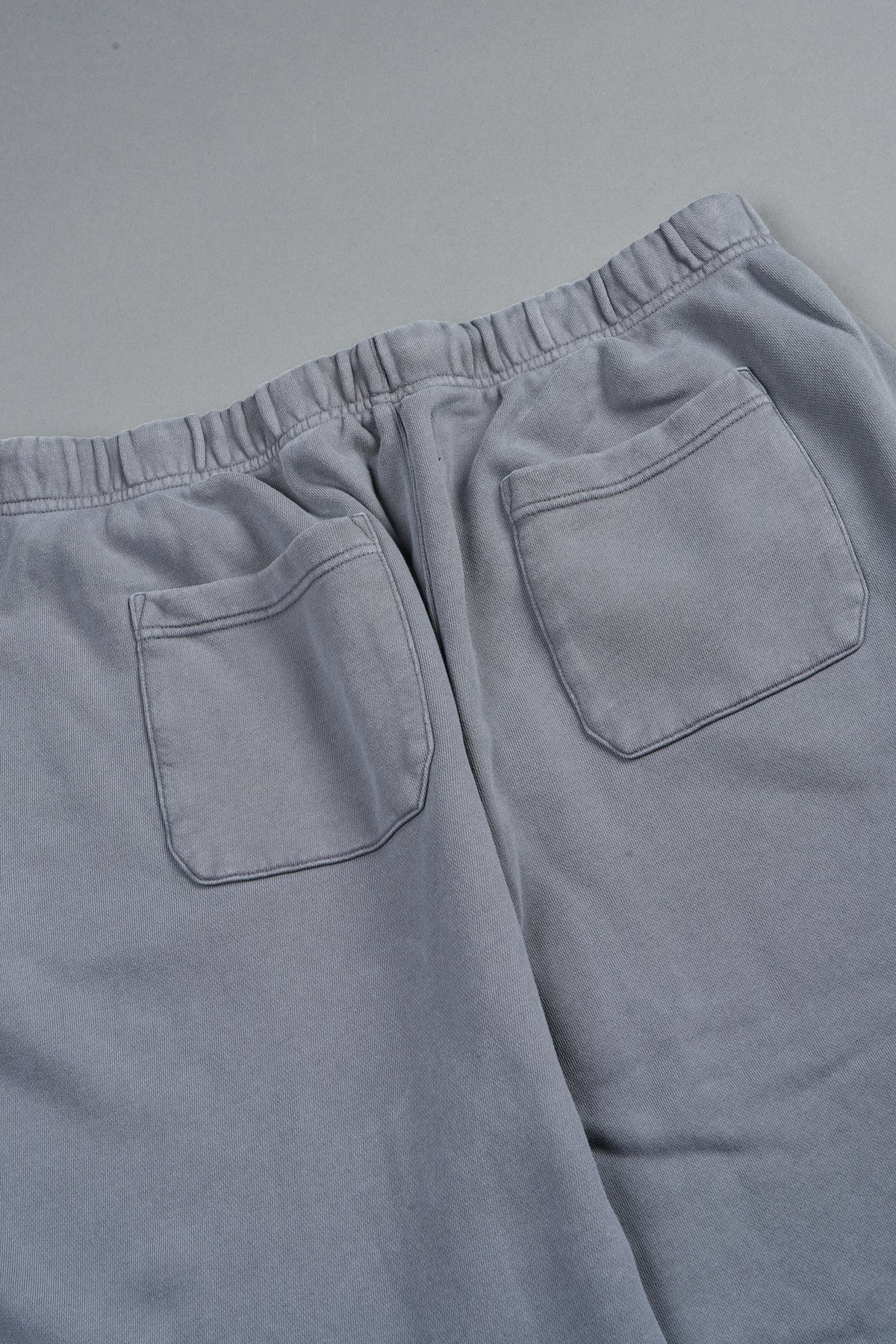 Dual Wolf Capri Sweat Pants In Slate Gray