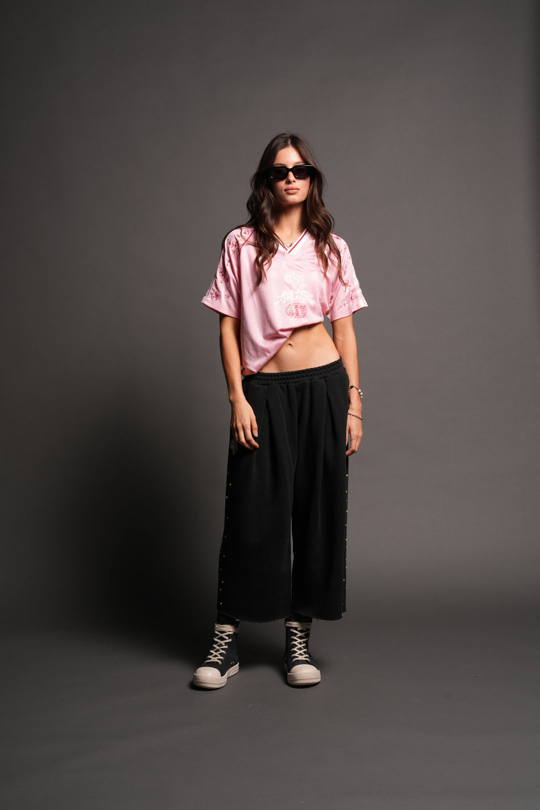 She Pearls Yara Pleated Sweat Pants In Black