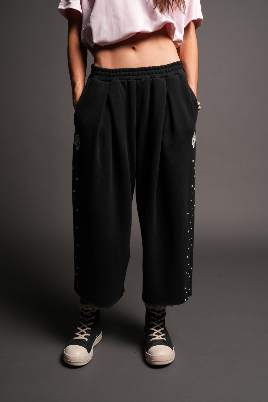She Pearls Yara Pleated Sweat Pants In Black