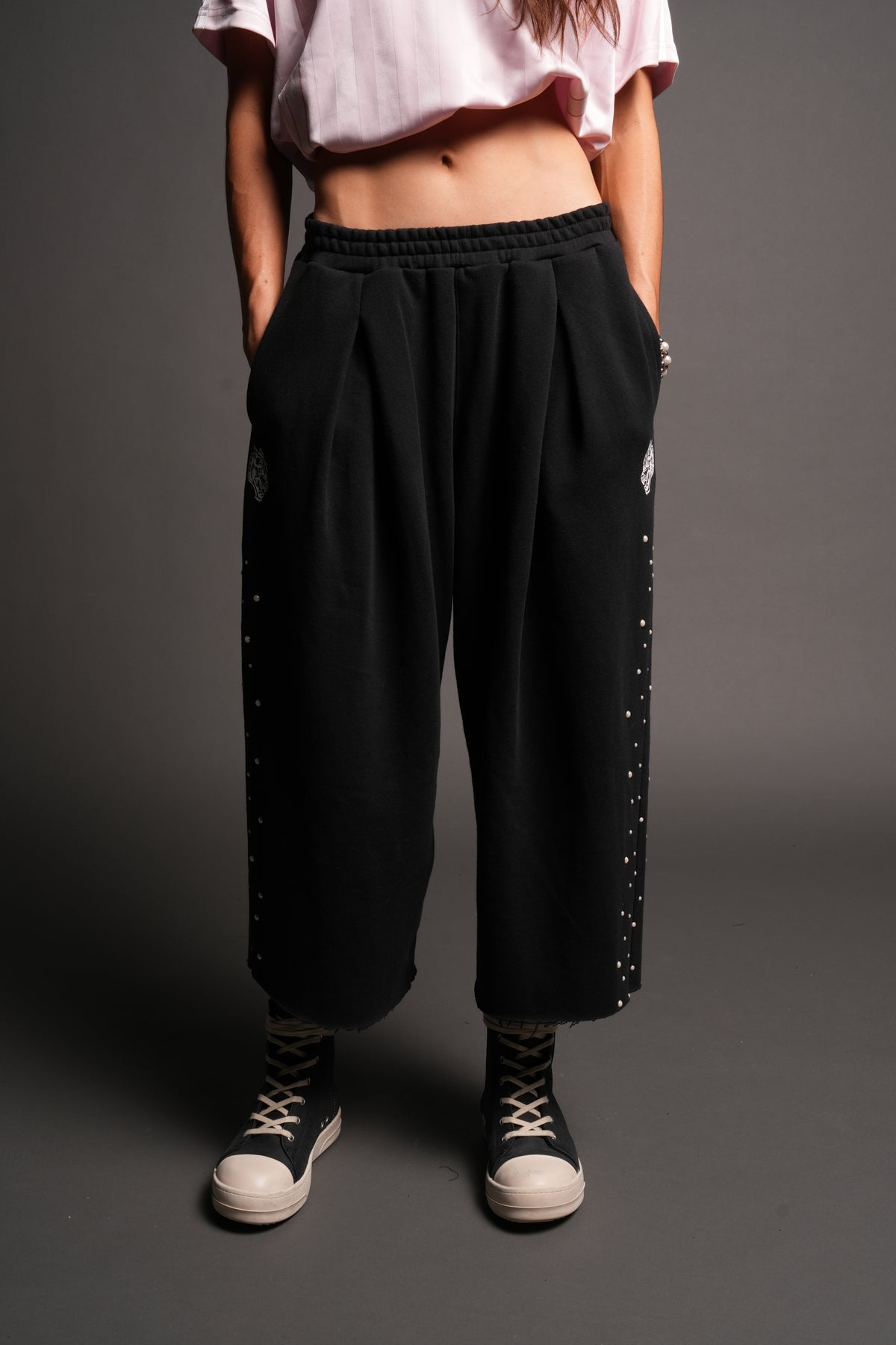 She Pearls Yara Pleated Sweat Pants In Black