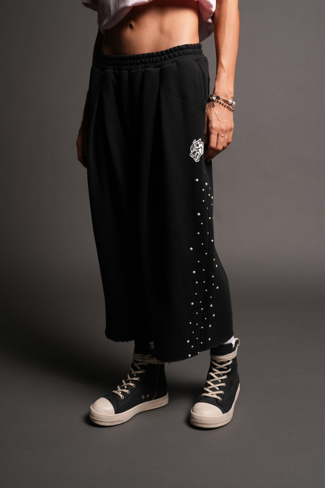 She Pearls Yara Pleated Sweat Pants In Black