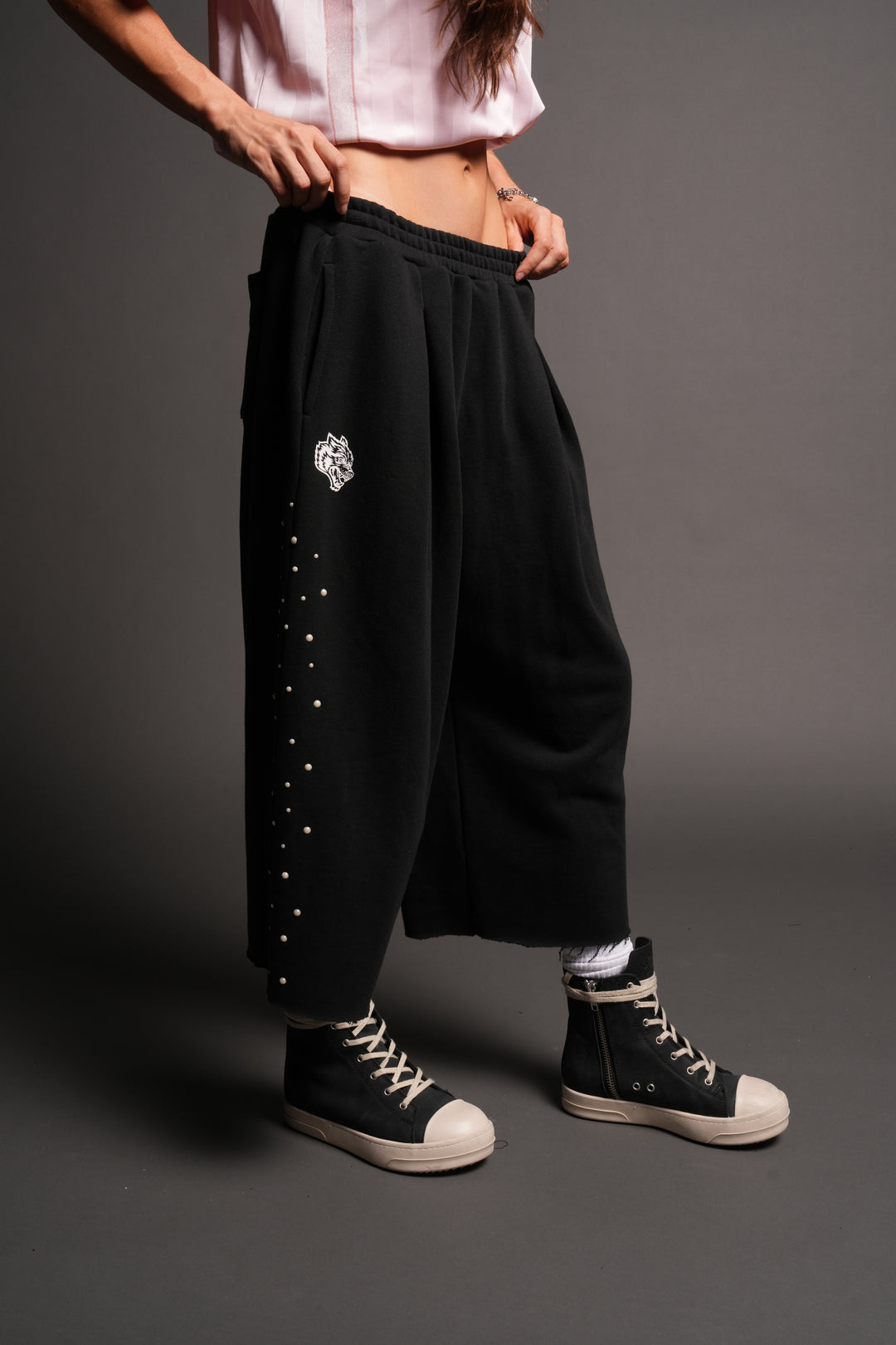She Pearls Yara Pleated Sweat Pants In Black