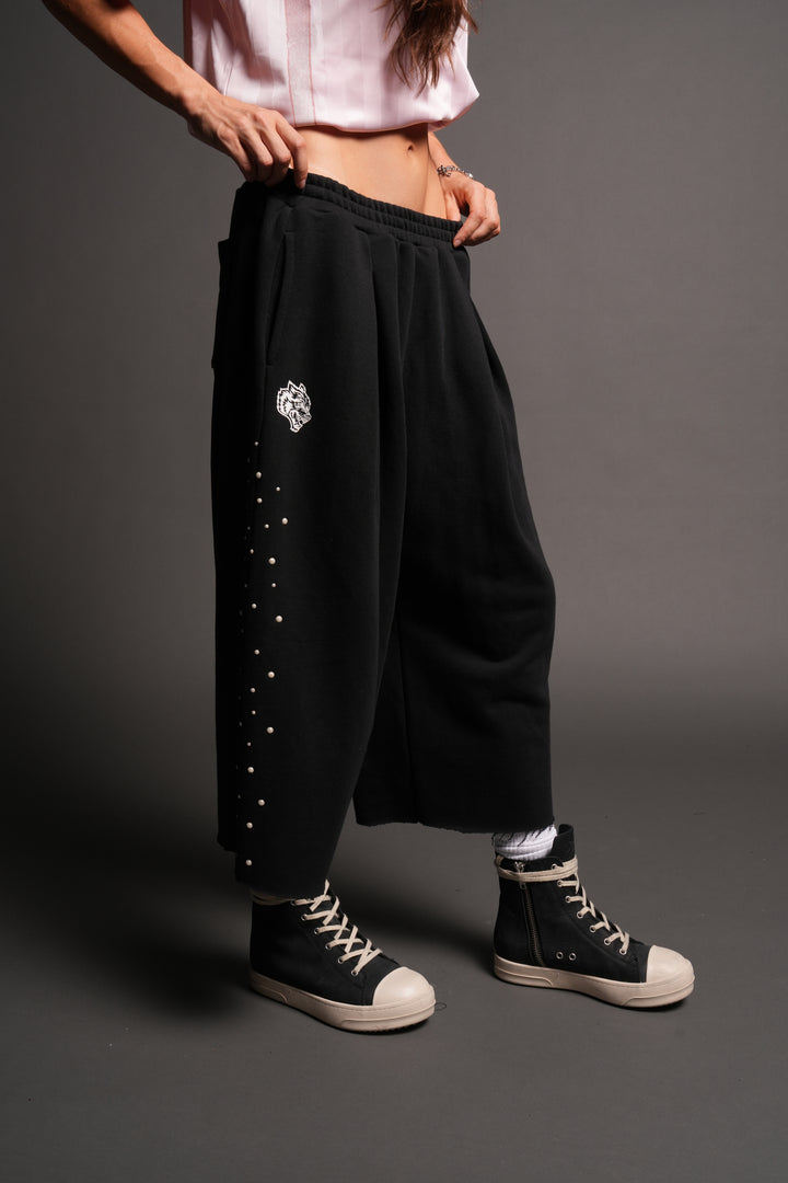 She Pearls Yara Pleated Sweat Pants In Black