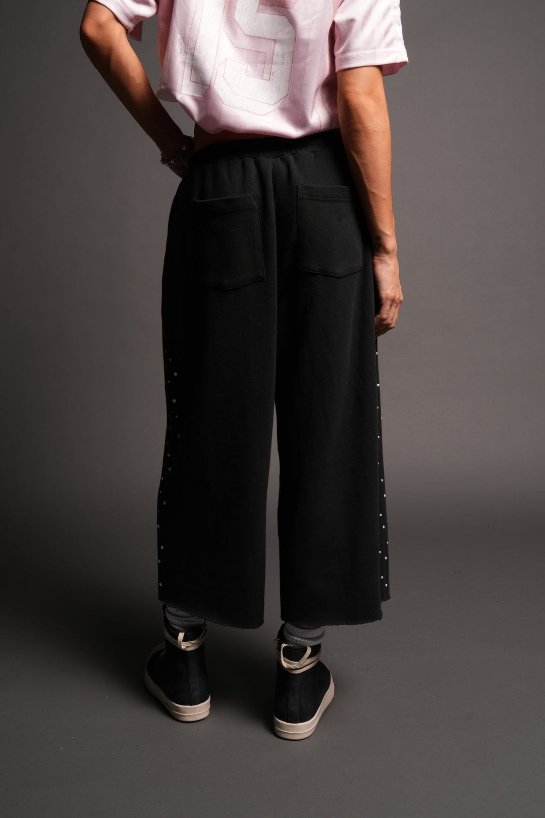 She Pearls Yara Pleated Sweat Pants In Black