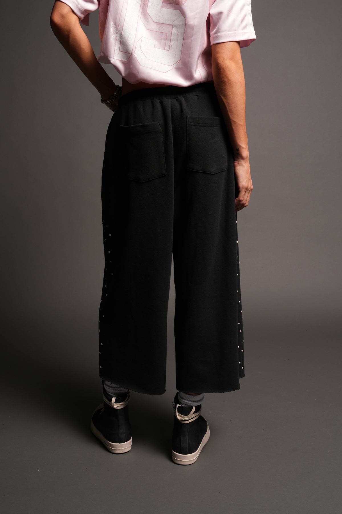 She Pearls Yara Pleated Sweat Pants In Black