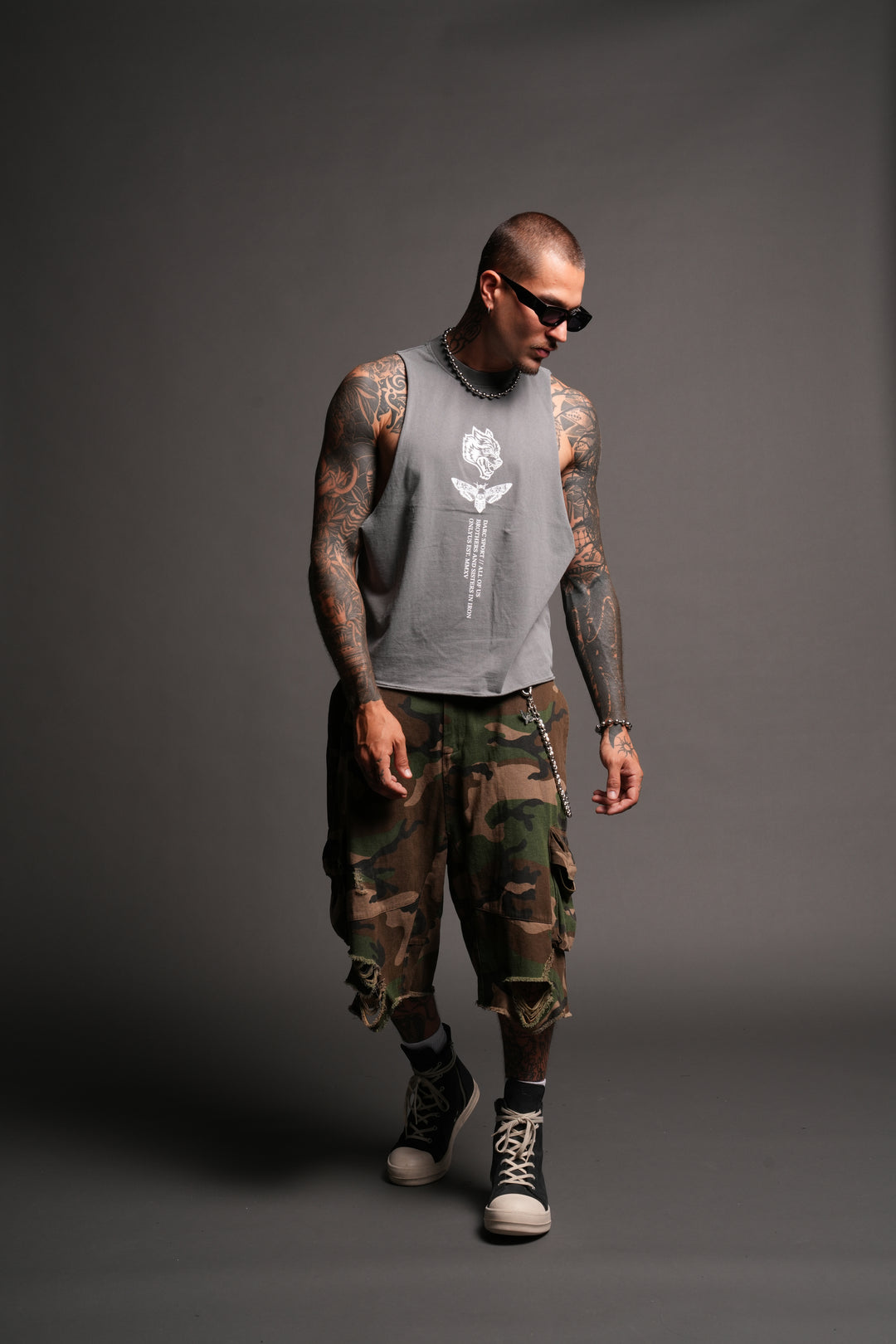 Big Wolf Head Grunge Raw Hem Box Cut Tommy Muscle Tee In Slate Gray