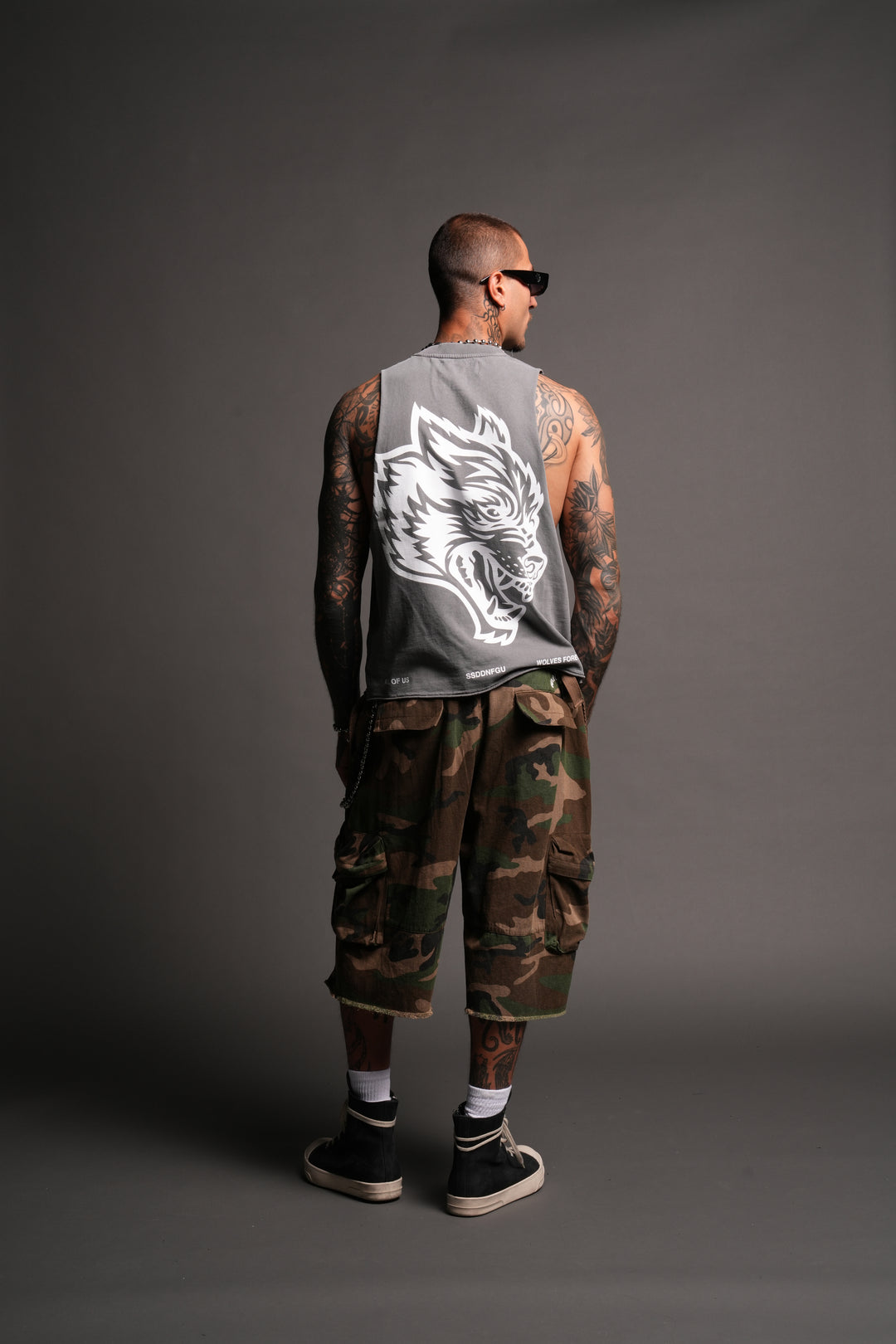 Big Wolf Head Grunge Raw Hem Box Cut Tommy Muscle Tee In Slate Gray