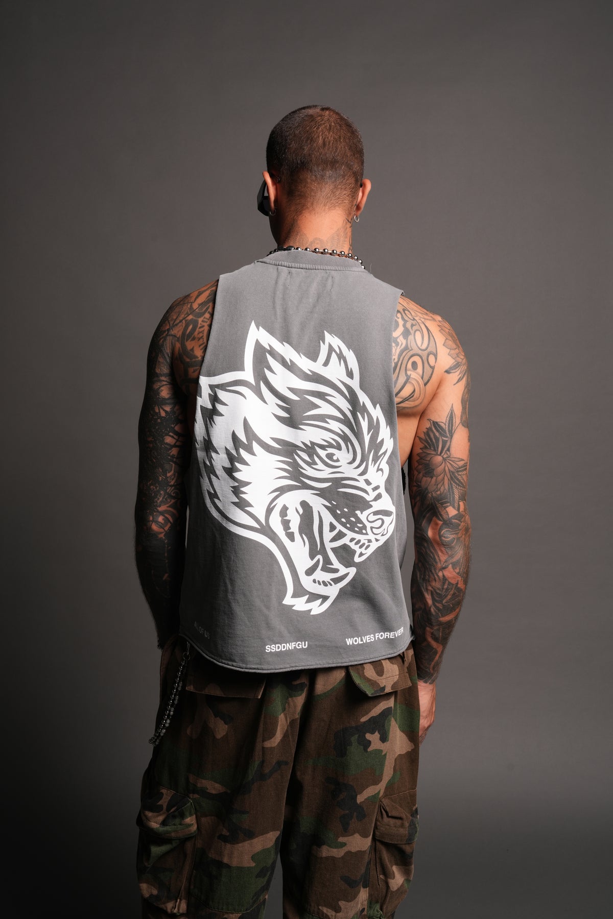 Big Wolf Head Grunge Raw Hem Box Cut Tommy Muscle Tee In Slate Gray