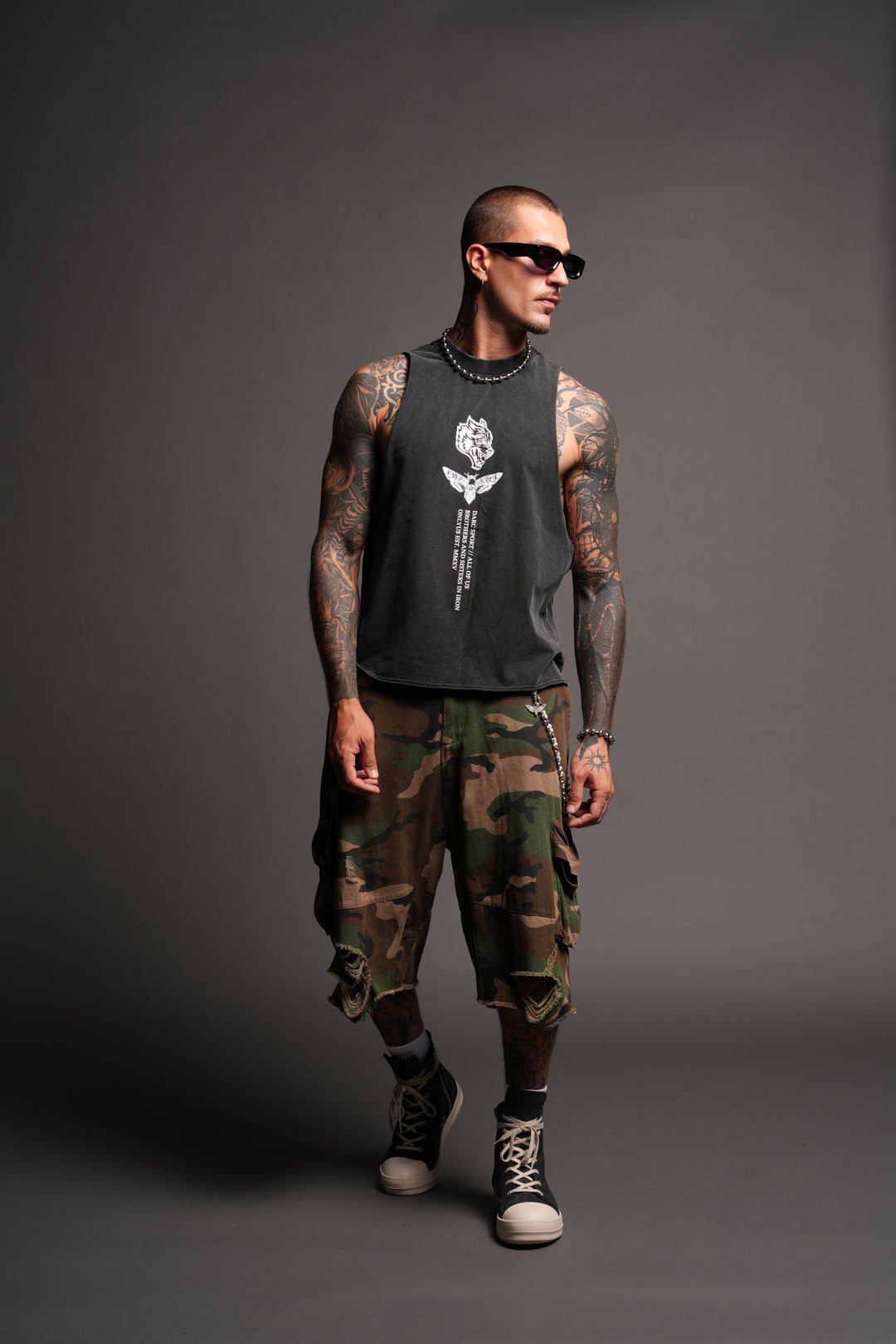 Big Wolf Head Grunge Raw Hem Box Cut Tommy Muscle Tee In Black