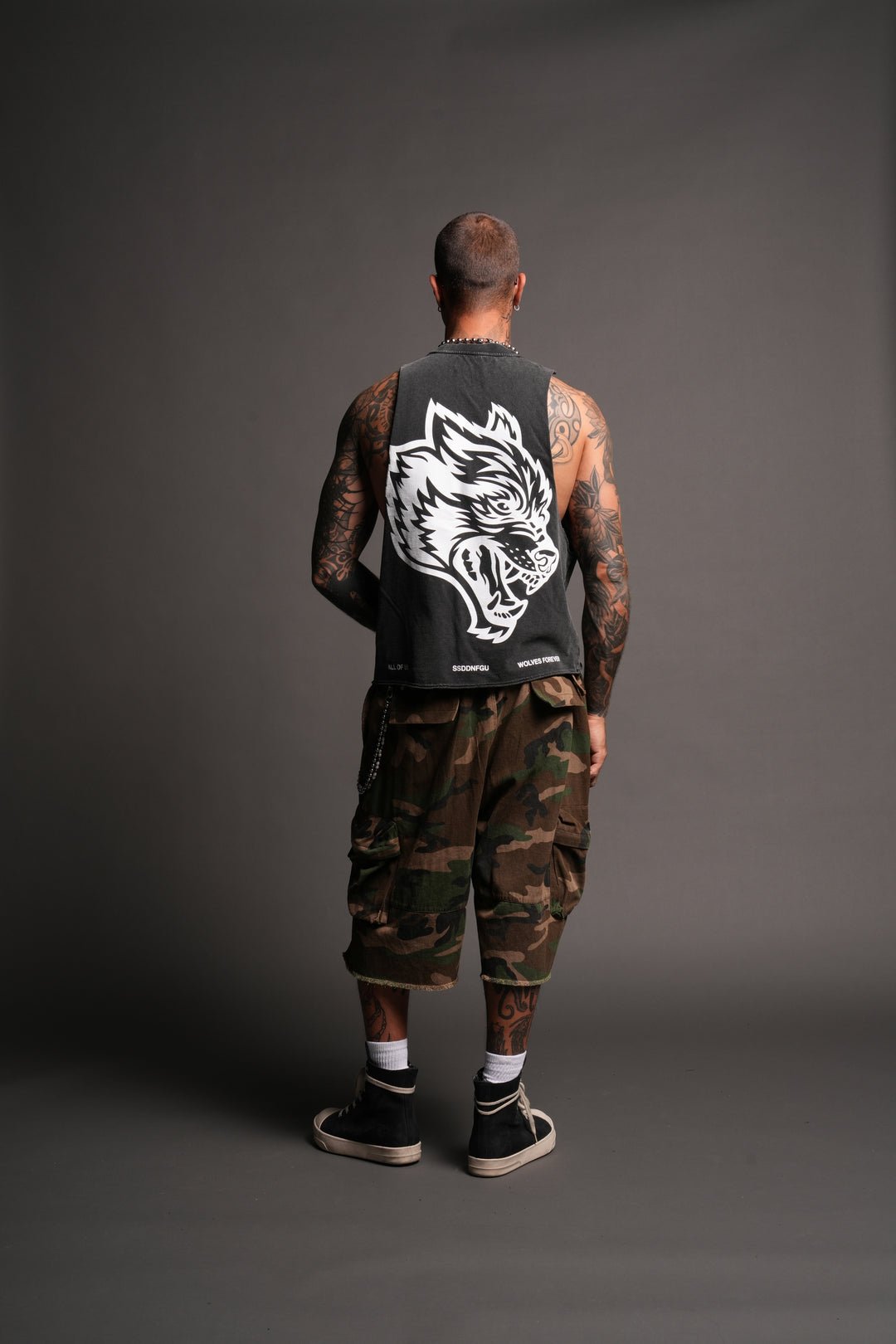 Big Wolf Head Grunge Raw Hem Box Cut Tommy Muscle Tee In Black