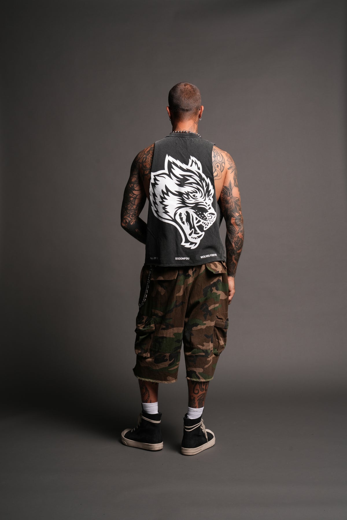 Big Wolf Head Grunge Raw Hem Box Cut Tommy Muscle Tee In Black