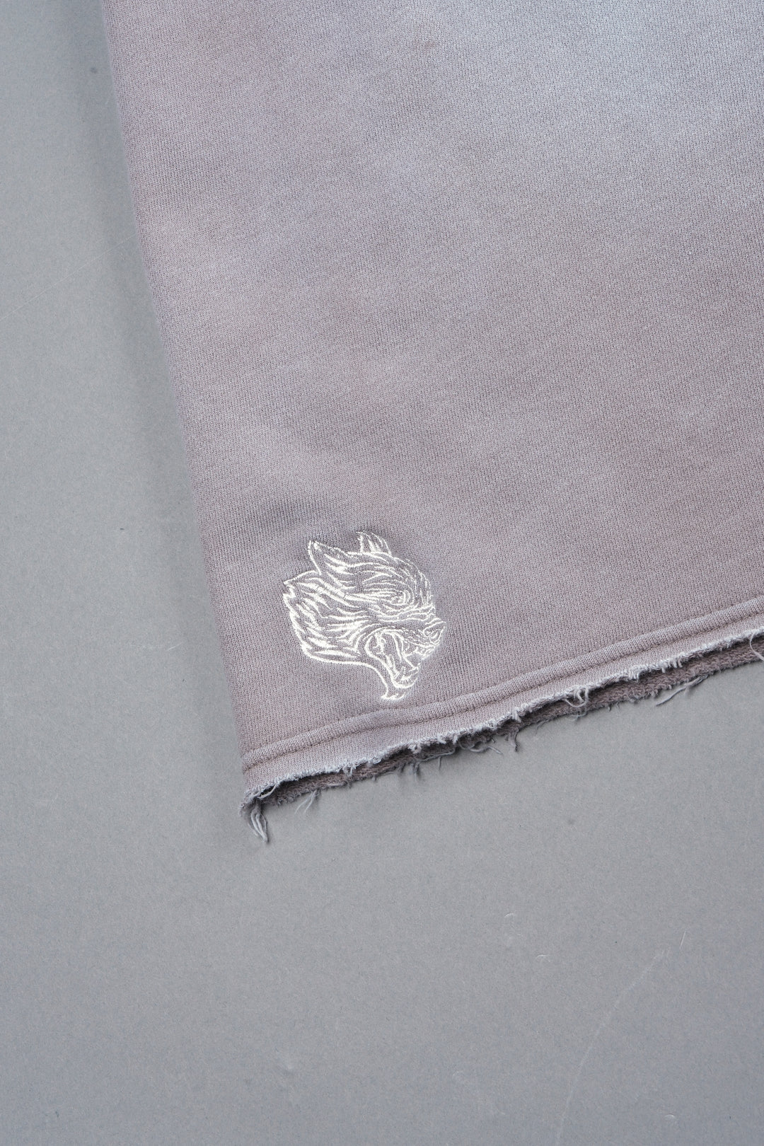 Dual Wolf Capri Sweat Pants In Pale Gray Super Sun Fade