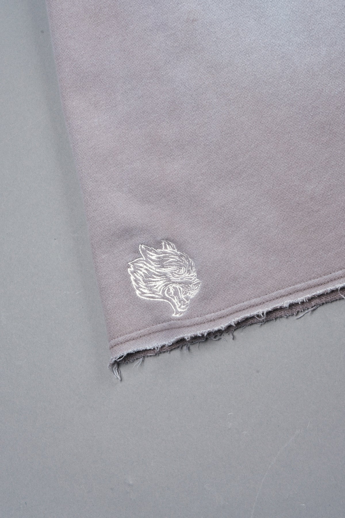 Dual Wolf Capri Sweat Pants In Pale Gray Super Sun Fade
