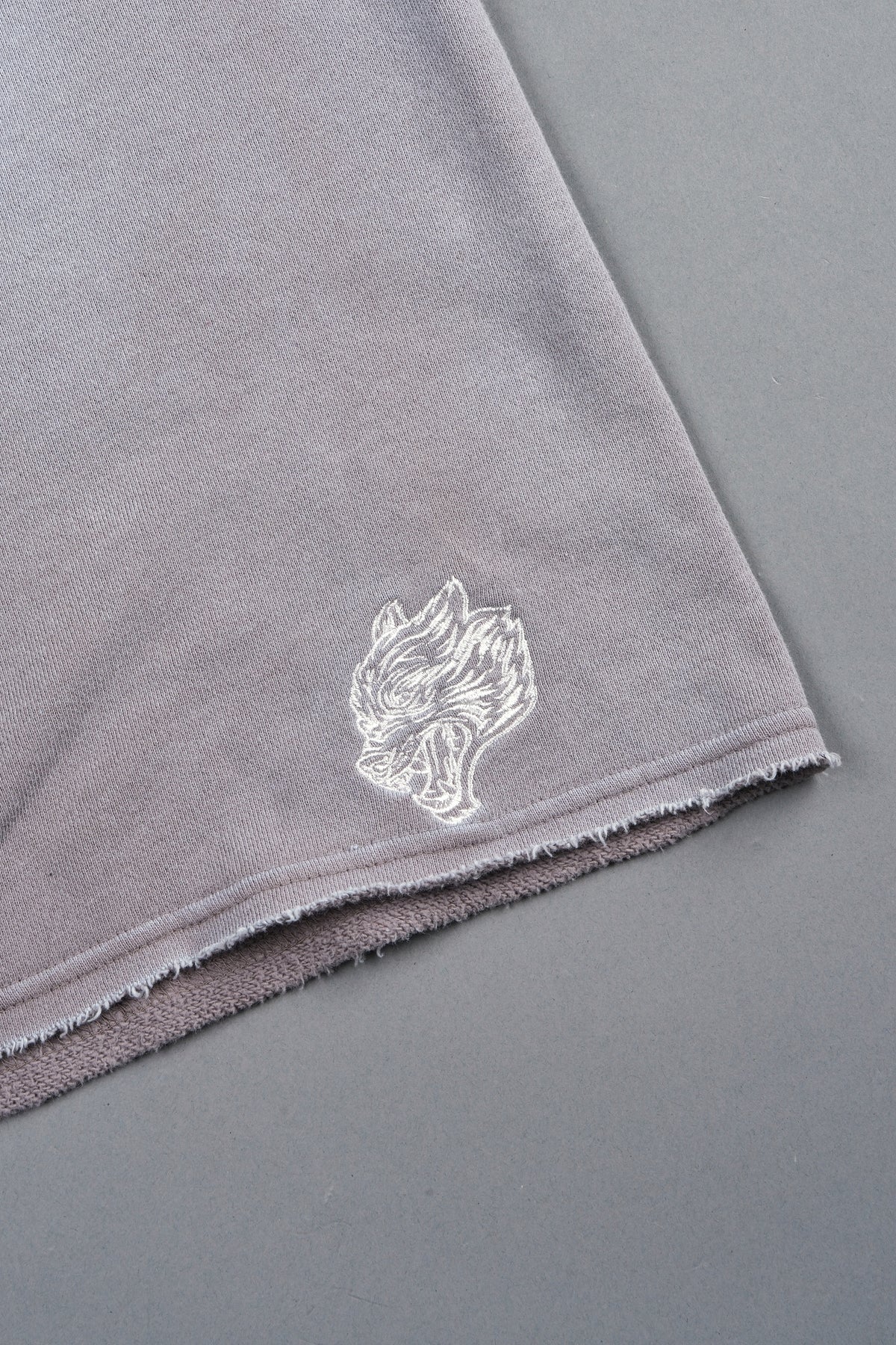 Dual Wolf Capri Sweat Pants In Pale Gray Super Sun Fade