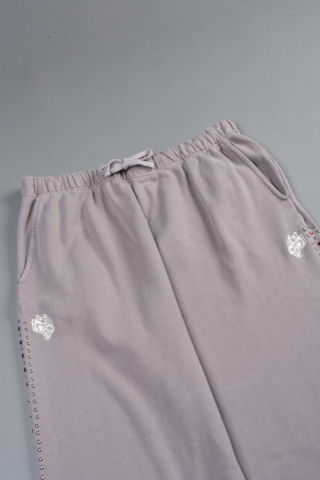 Stud Muerto Baggier Bigelow Sweat Pants In Pale Gray