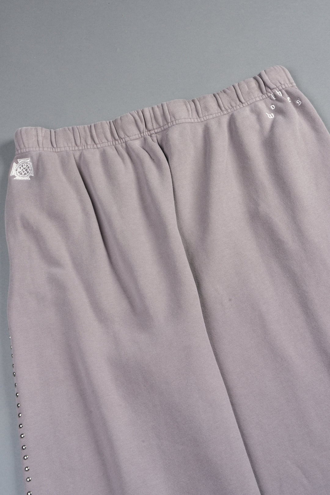Stud Muerto Baggier Bigelow Sweat Pants In Pale Gray