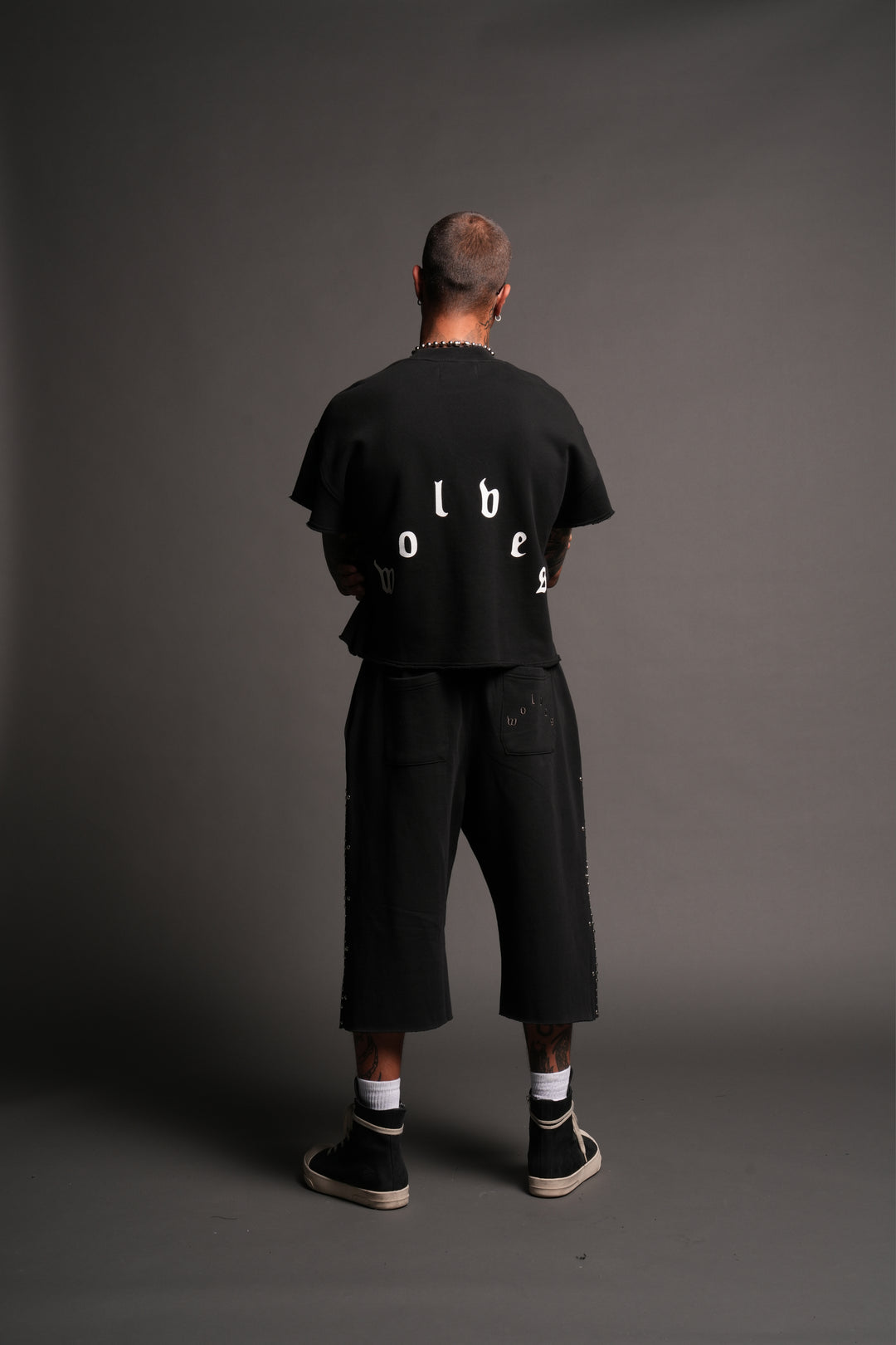 Wolf Pyramid Raw Hem Box Cut Cap Sleeve London Crewneck In Black