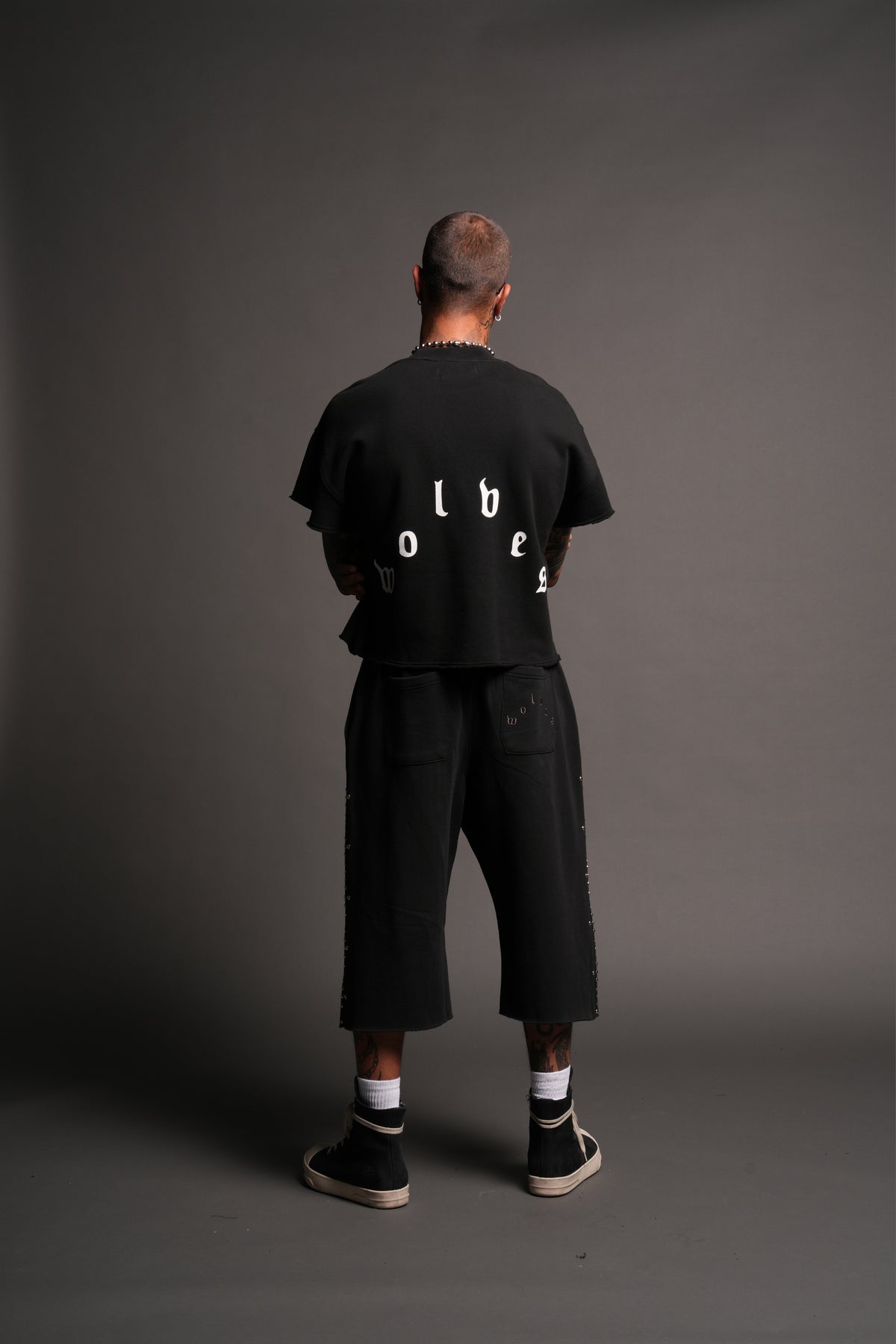 Wolf Pyramid Raw Hem Box Cut Cap Sleeve London Crewneck In Black