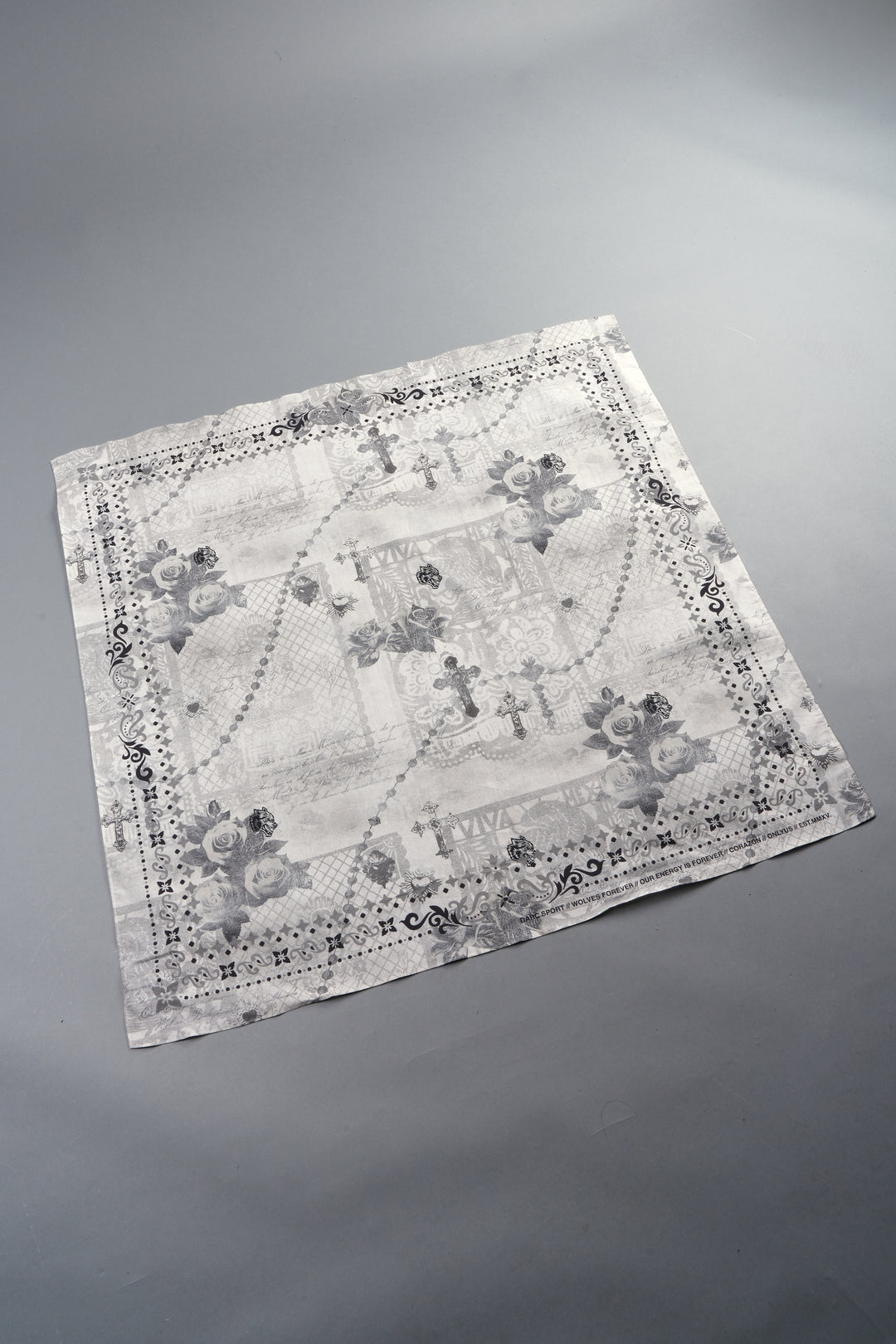 Wolves Pyramid Babushka Scarf In Ceniza Y Rosas