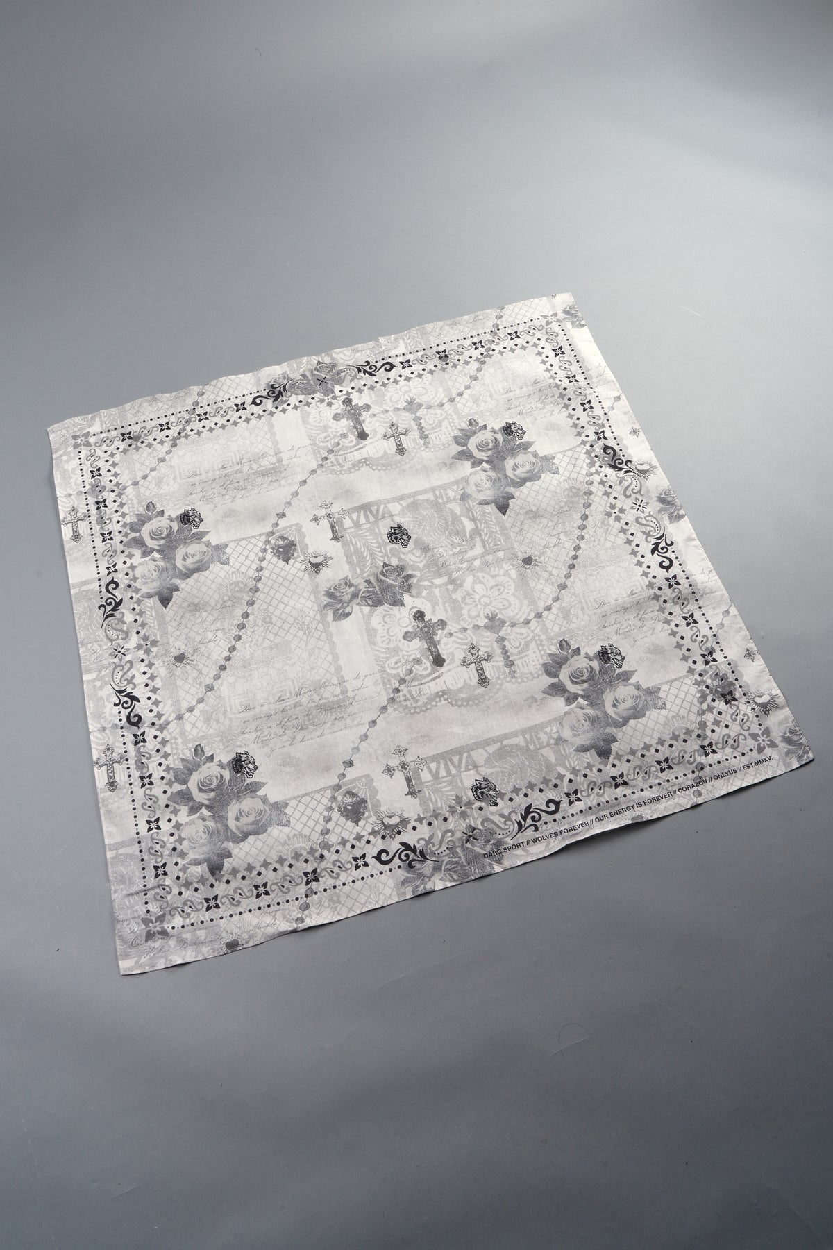 Wolves Pyramid Babushka Scarf In Ceniza Y Rosas
