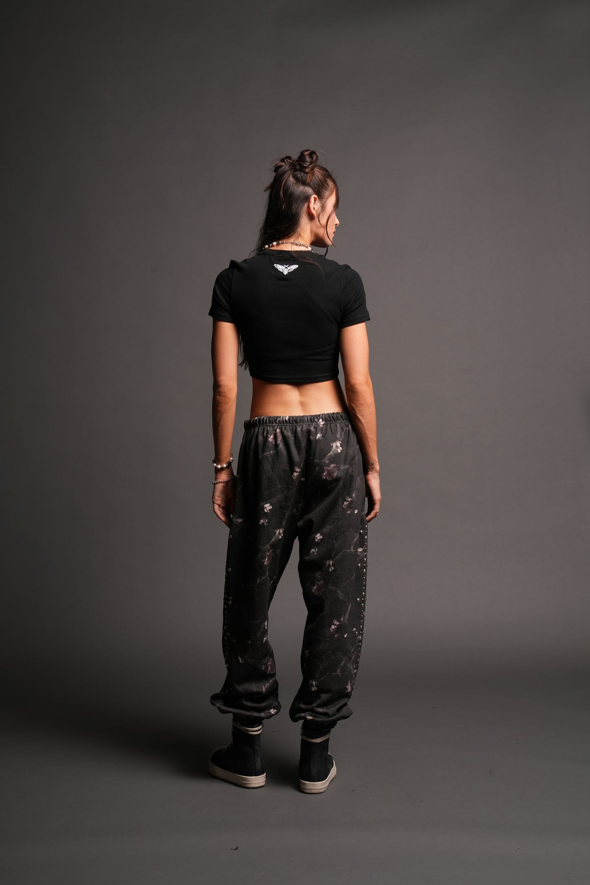She Pyramid  Ribbed Baby Tee In Black