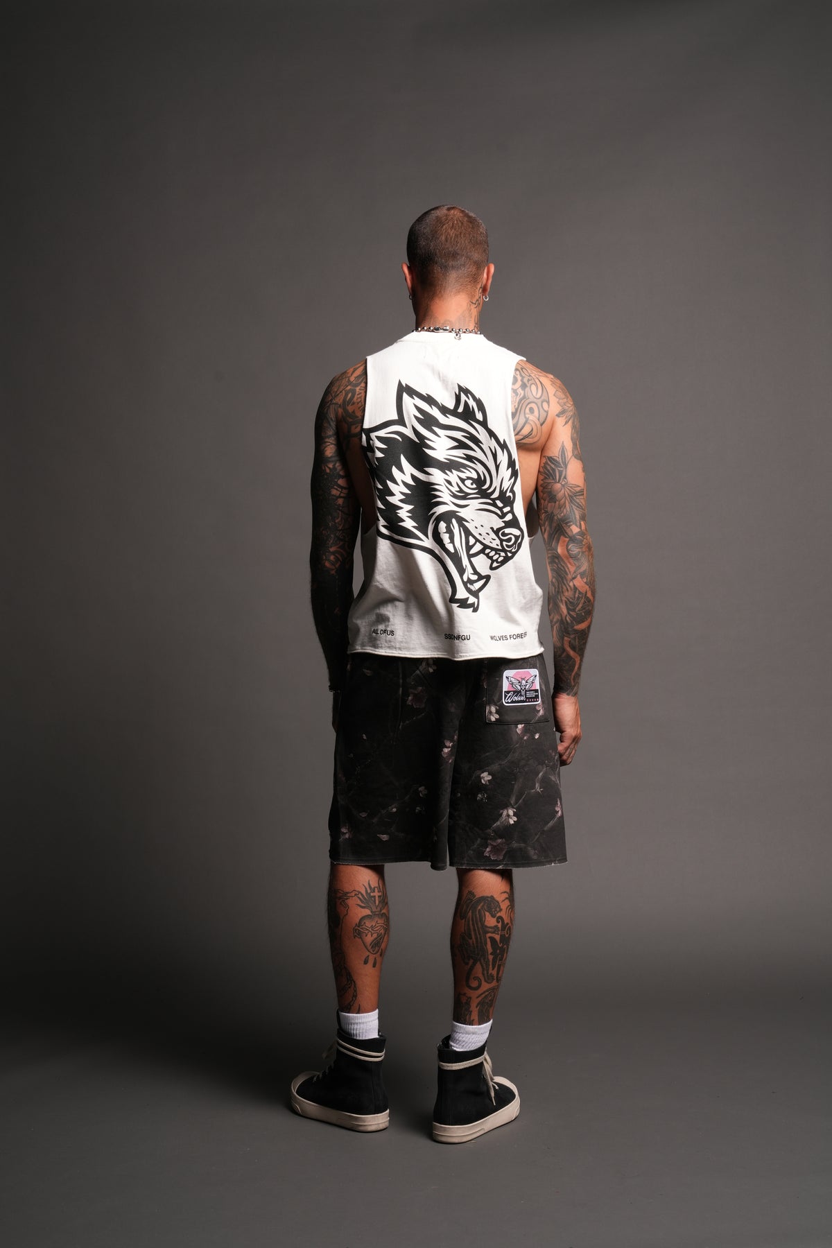 Big Wolf Head Grunge Raw Hem Box Cut Tommy Muscle Tee In Cream