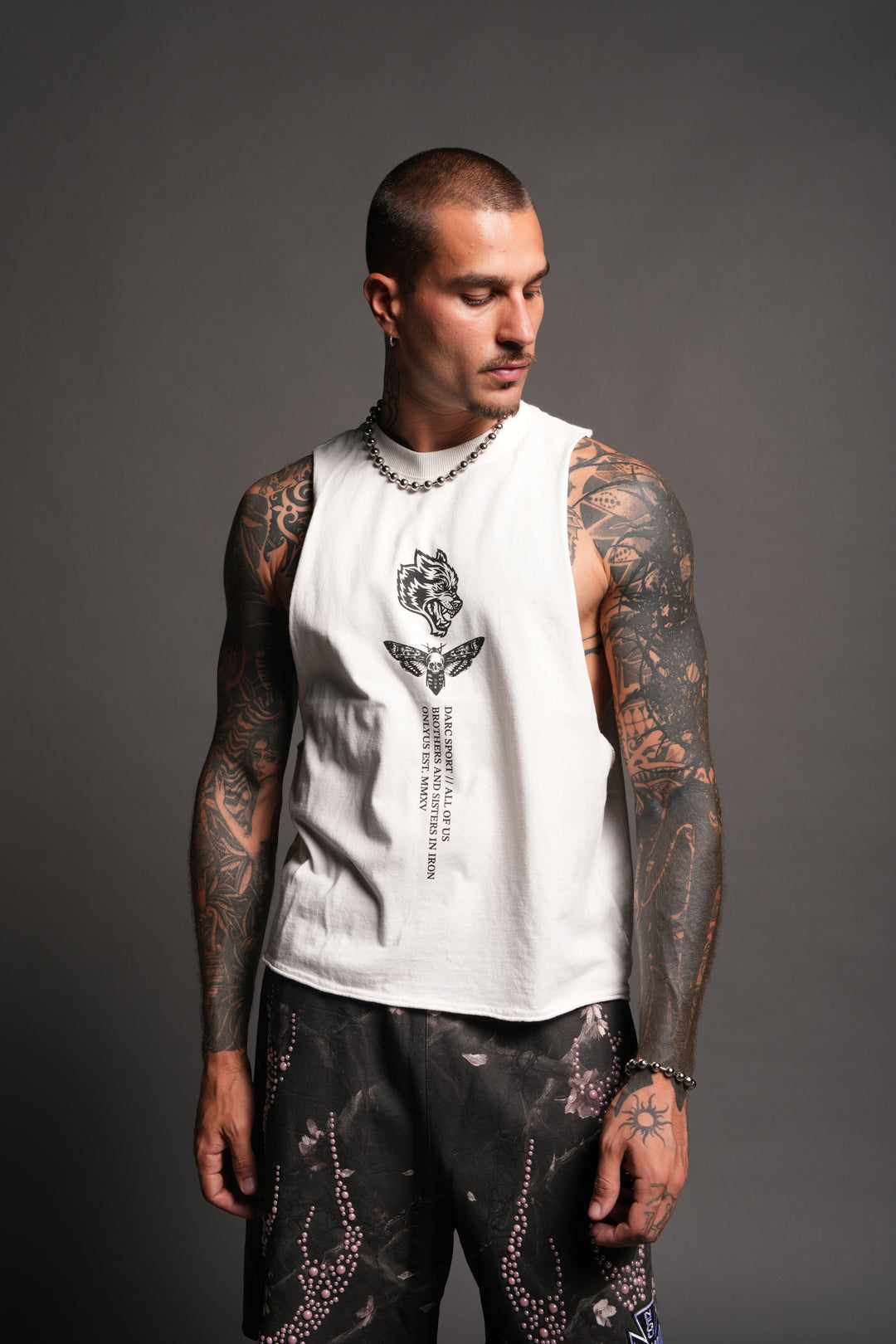 Big Wolf Head Grunge Raw Hem Box Cut Tommy Muscle Tee In Cream