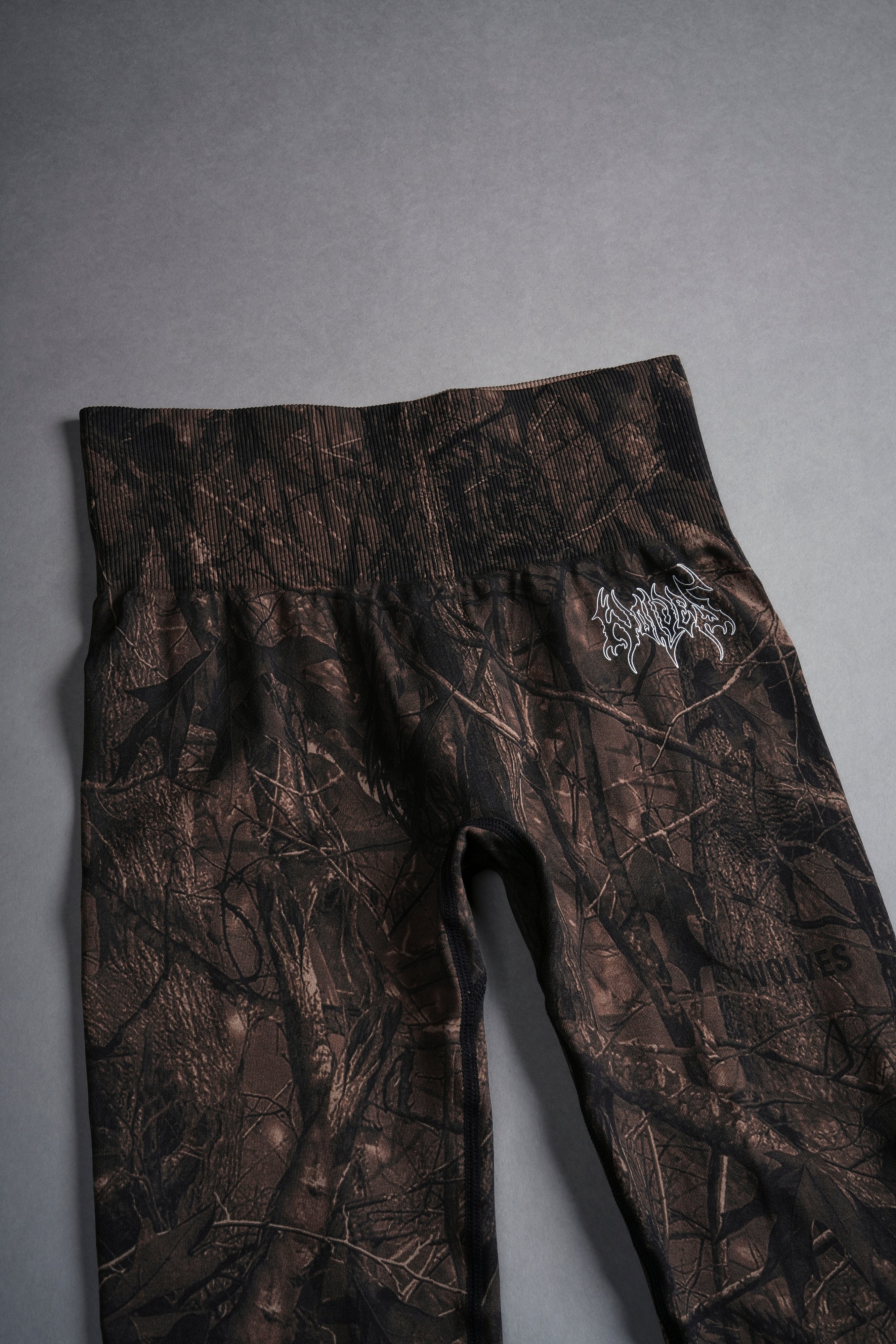 Hesh Forever "Everson Seamless" Scrunch Leggings in Brown Driftwood Forest Camo