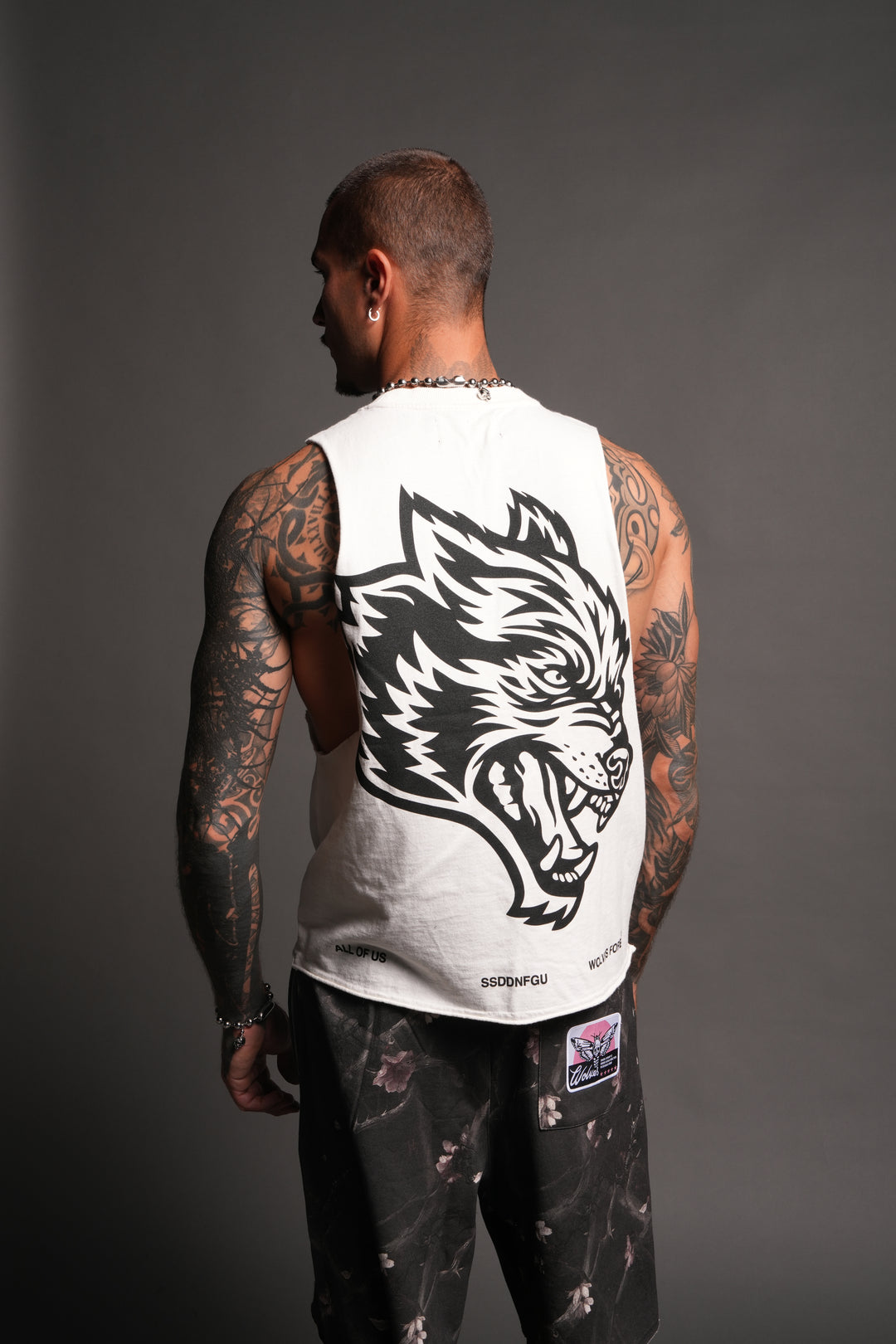 Big Wolf Head Grunge Raw Hem Box Cut Tommy Muscle Tee In Cream