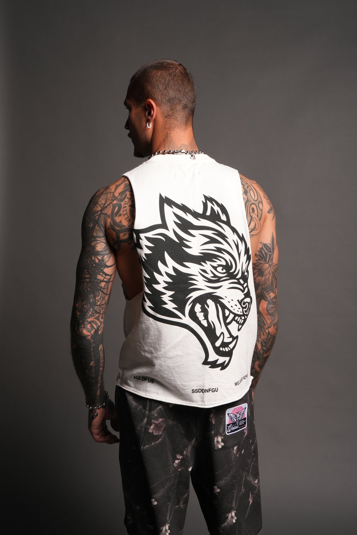 Big Wolf Head Grunge Raw Hem Box Cut Tommy Muscle Tee In Cream