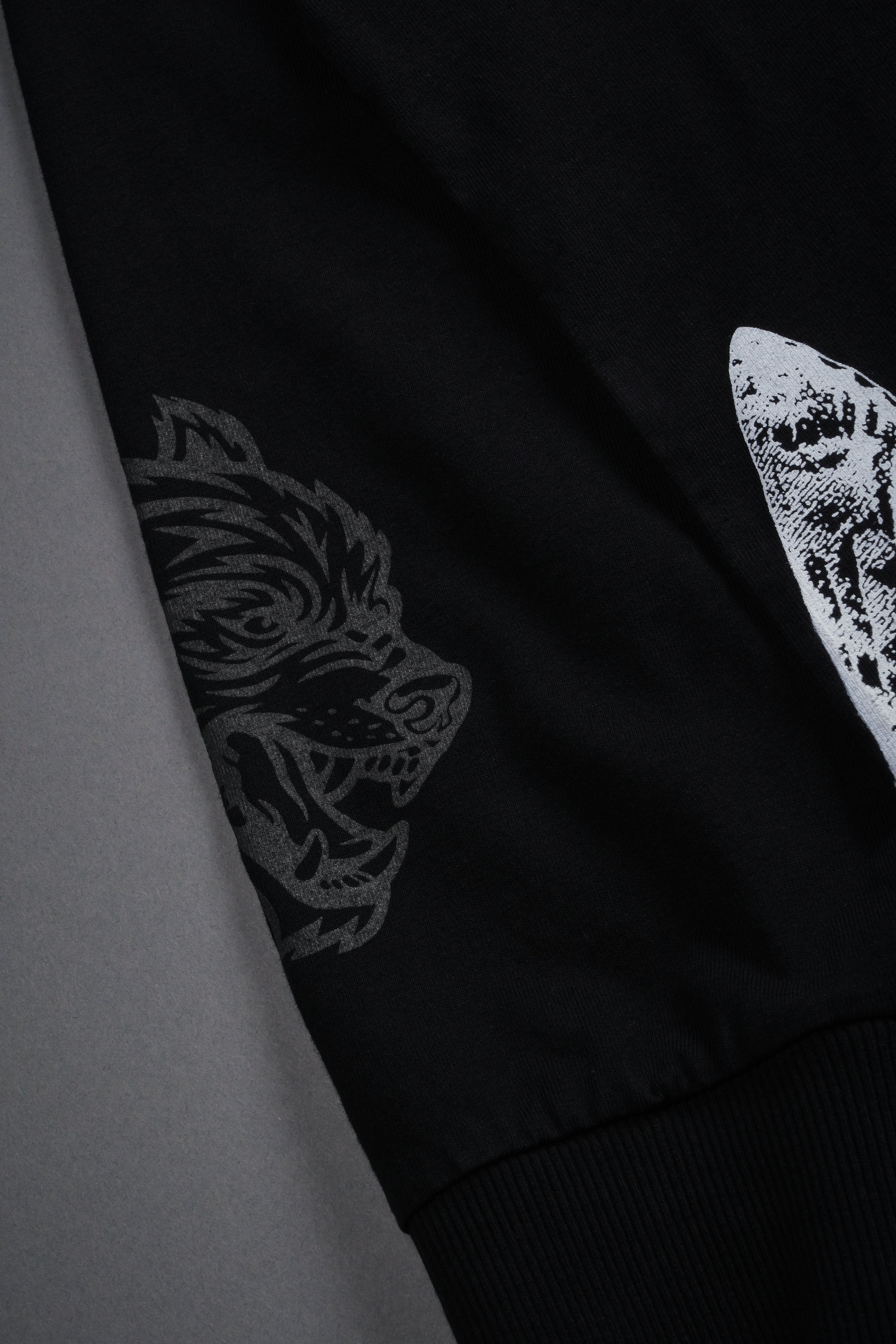 Wolves Valor Grunge Mid Length Raw Hem Ls Tee in Black