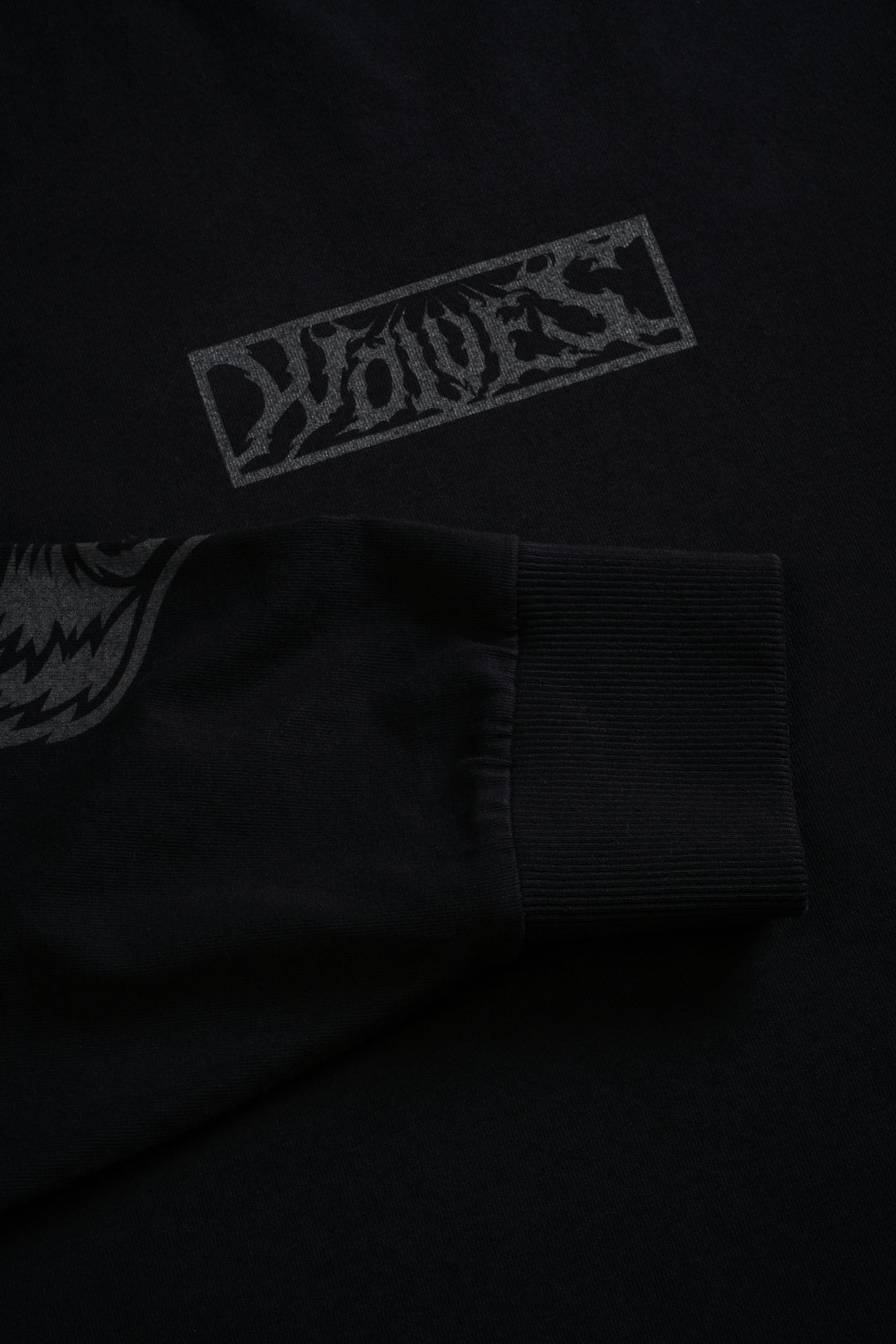 Wolves Valor Grunge Mid Length Raw Hem Ls Tee in Black