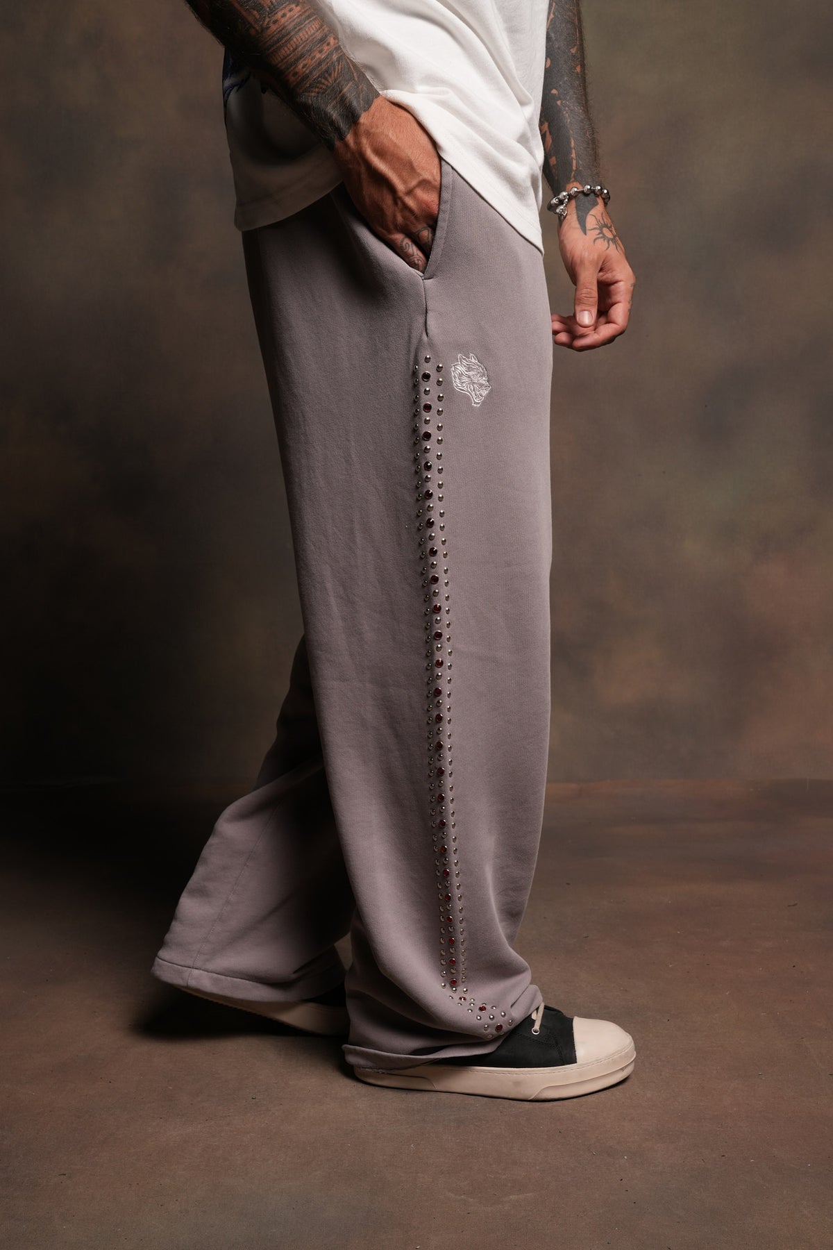 Stud Muerto Baggier Bigelow Sweat Pants In Pale Gray