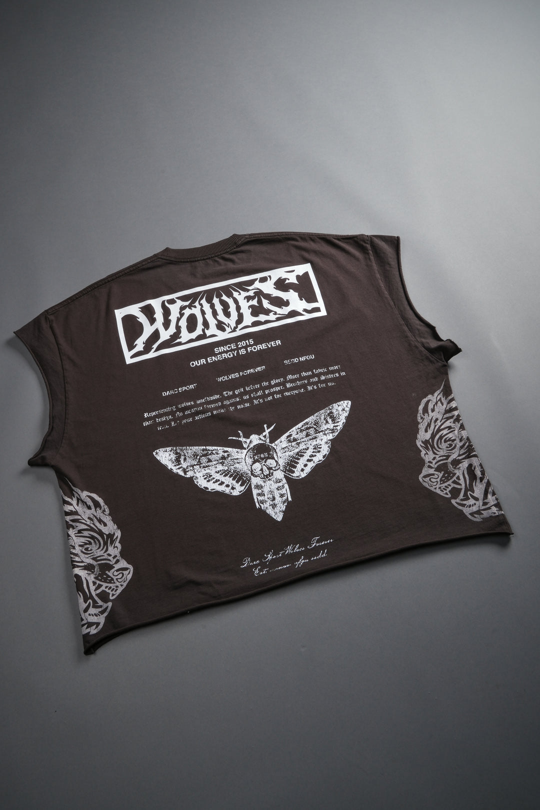 Death's-Head Grunge Cut-Off Mid Length Raw Hem Tee in Darc Brown Drift Wash