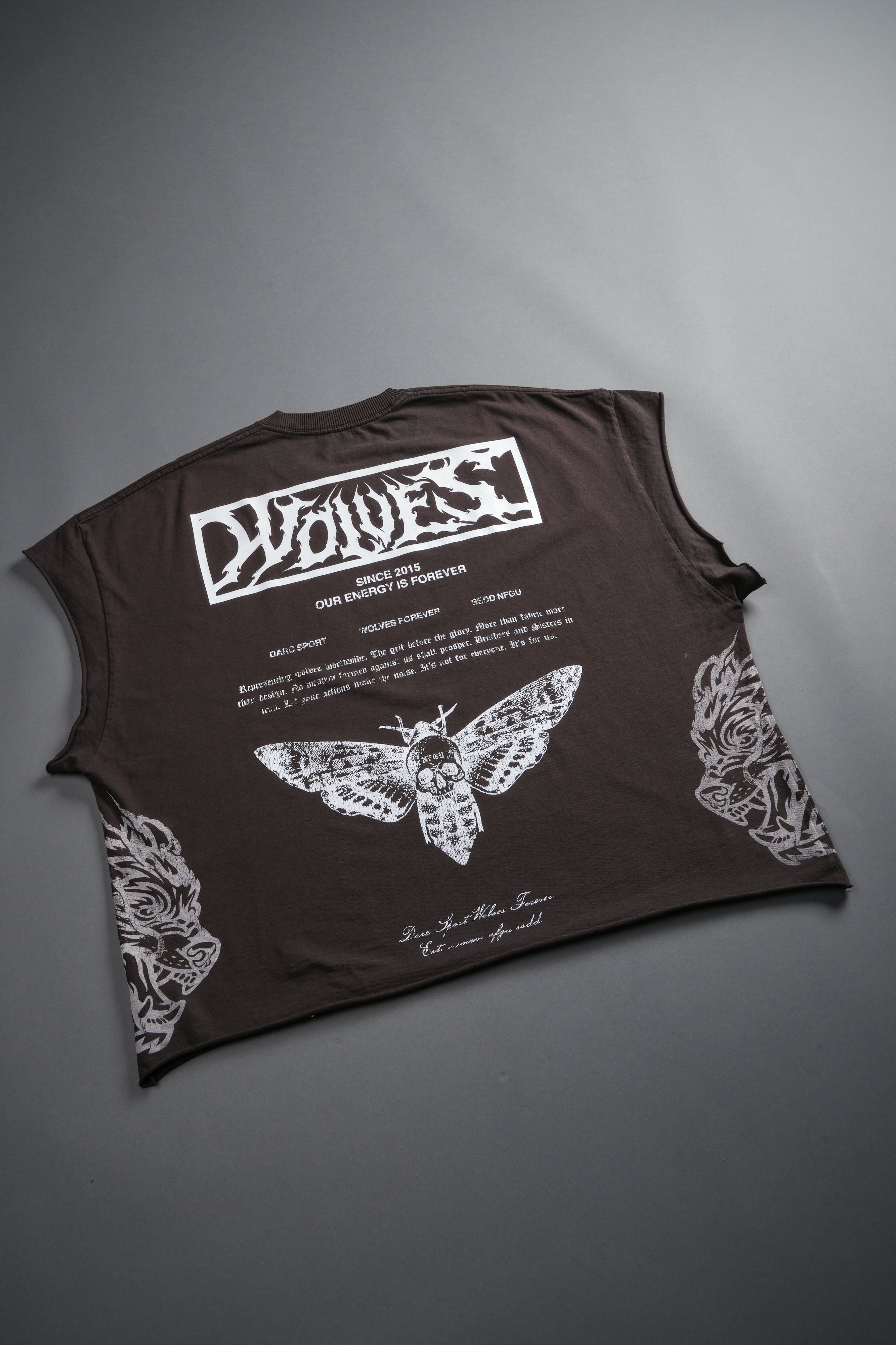 Death's-Head Grunge Cut-Off Mid Length Raw Hem Tee in Darc Brown Drift Wash