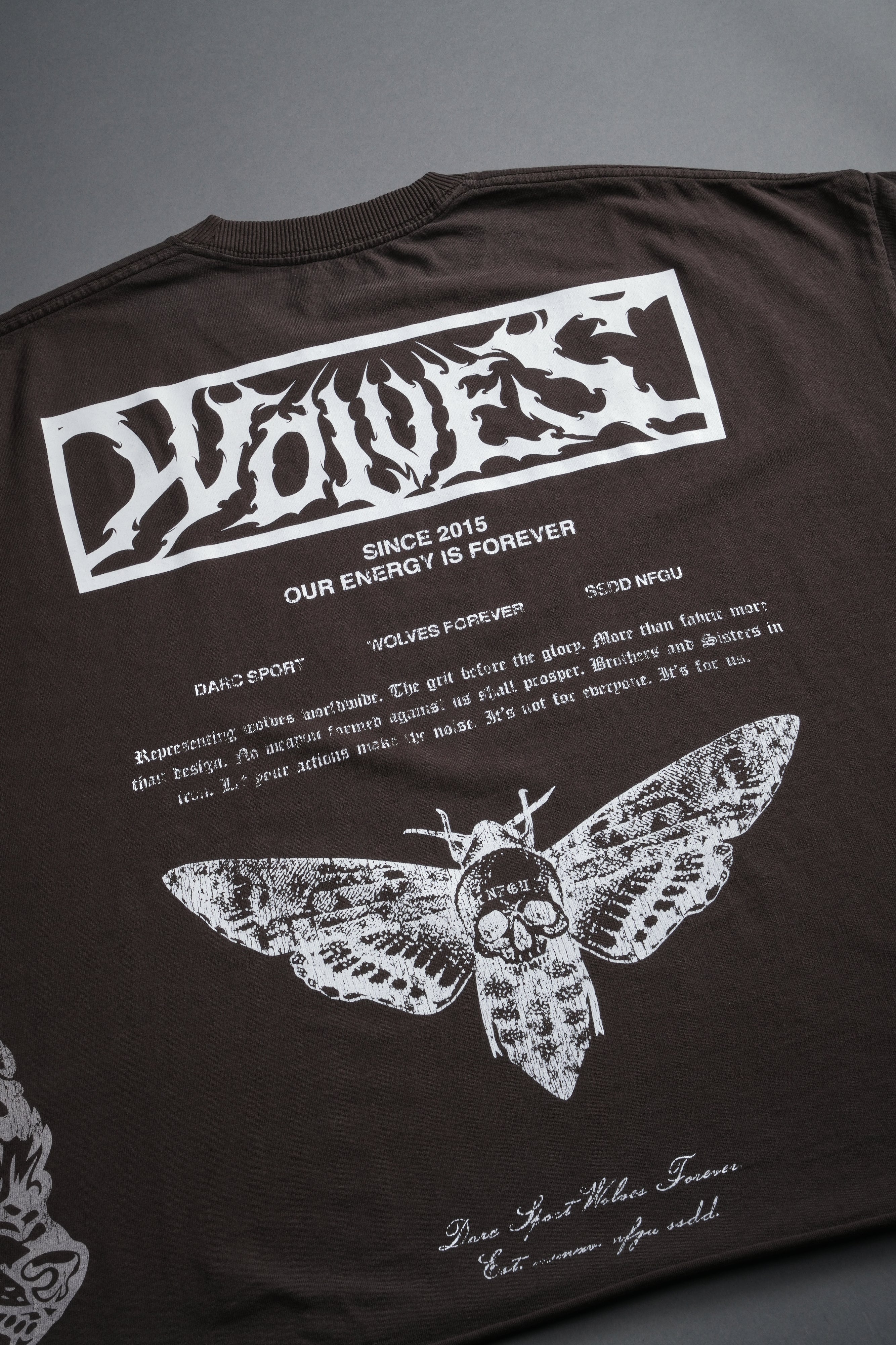 Death's-Head Grunge Cut-Off Mid Length Raw Hem Tee in Darc Brown Drift Wash