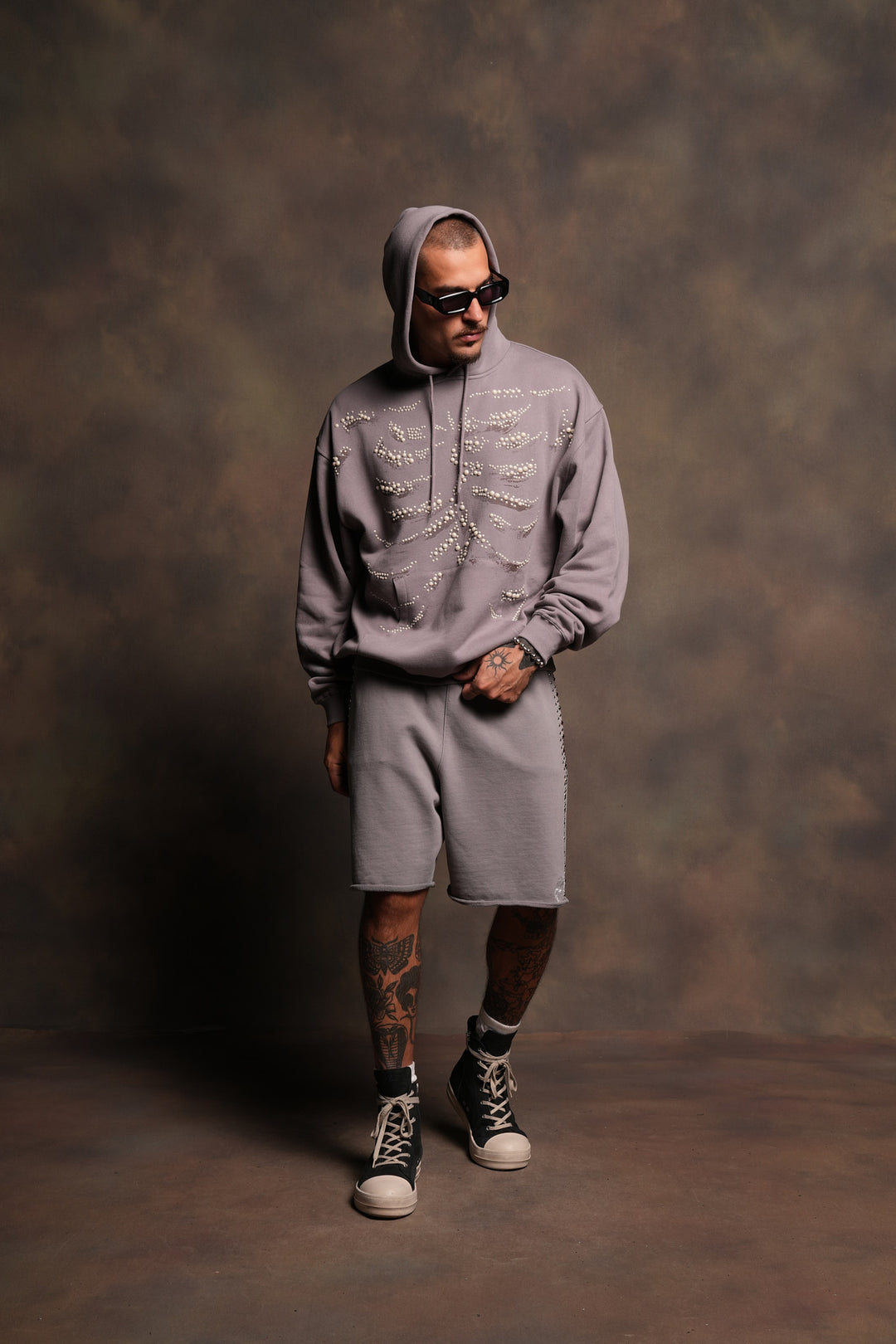 Stud Muerto Grunge Oversized Raw Hem Post Lounge Sweat Shorts In Pale Gray