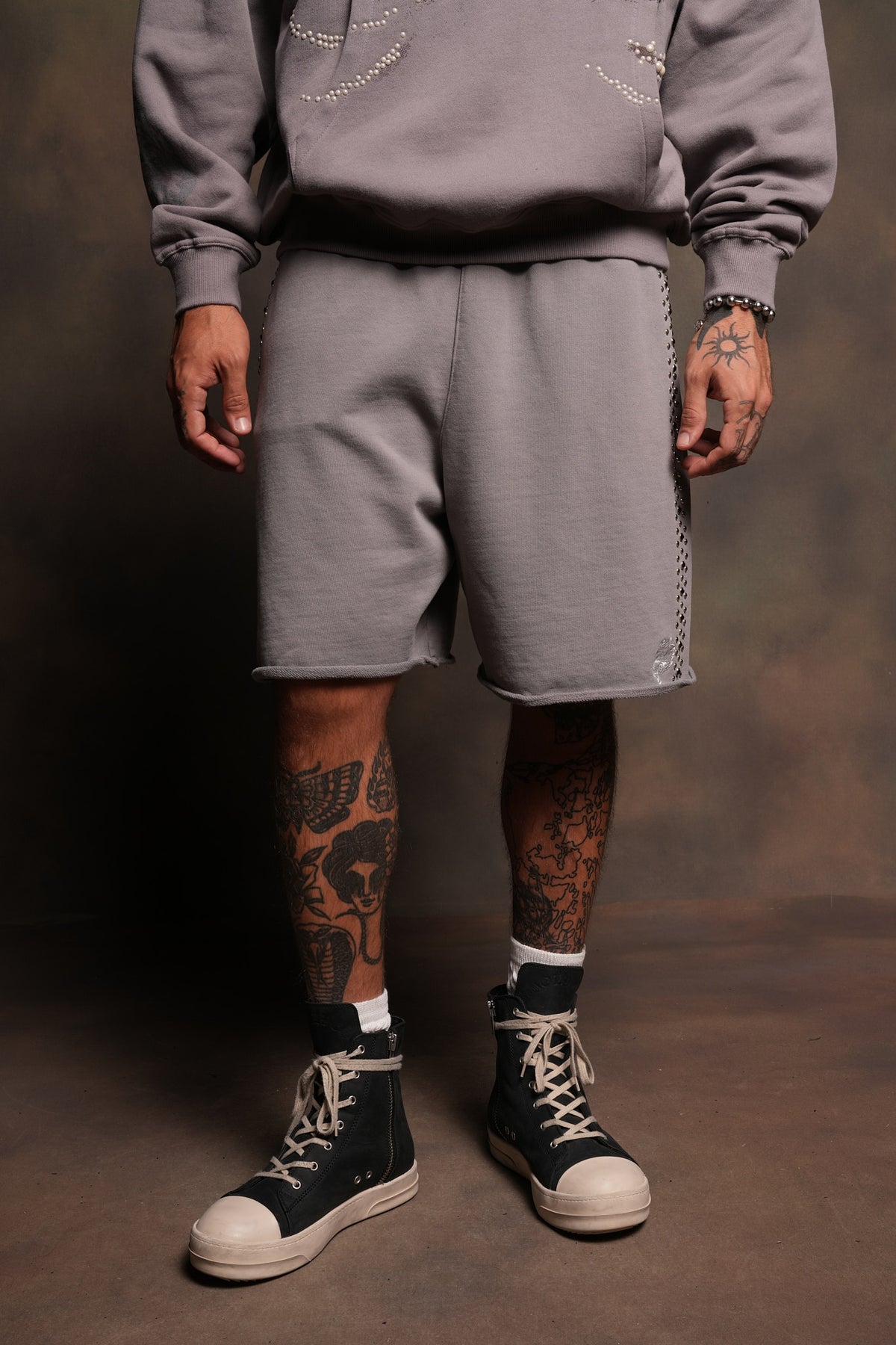 Stud Muerto Grunge Oversized Raw Hem Post Lounge Sweat Shorts In Pale Gray
